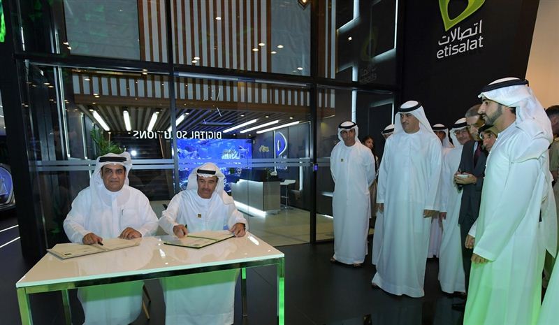Hamdan bin Mohammed attends signing of agreement between Dubai Municipality and Etisalat for smart service provisions 