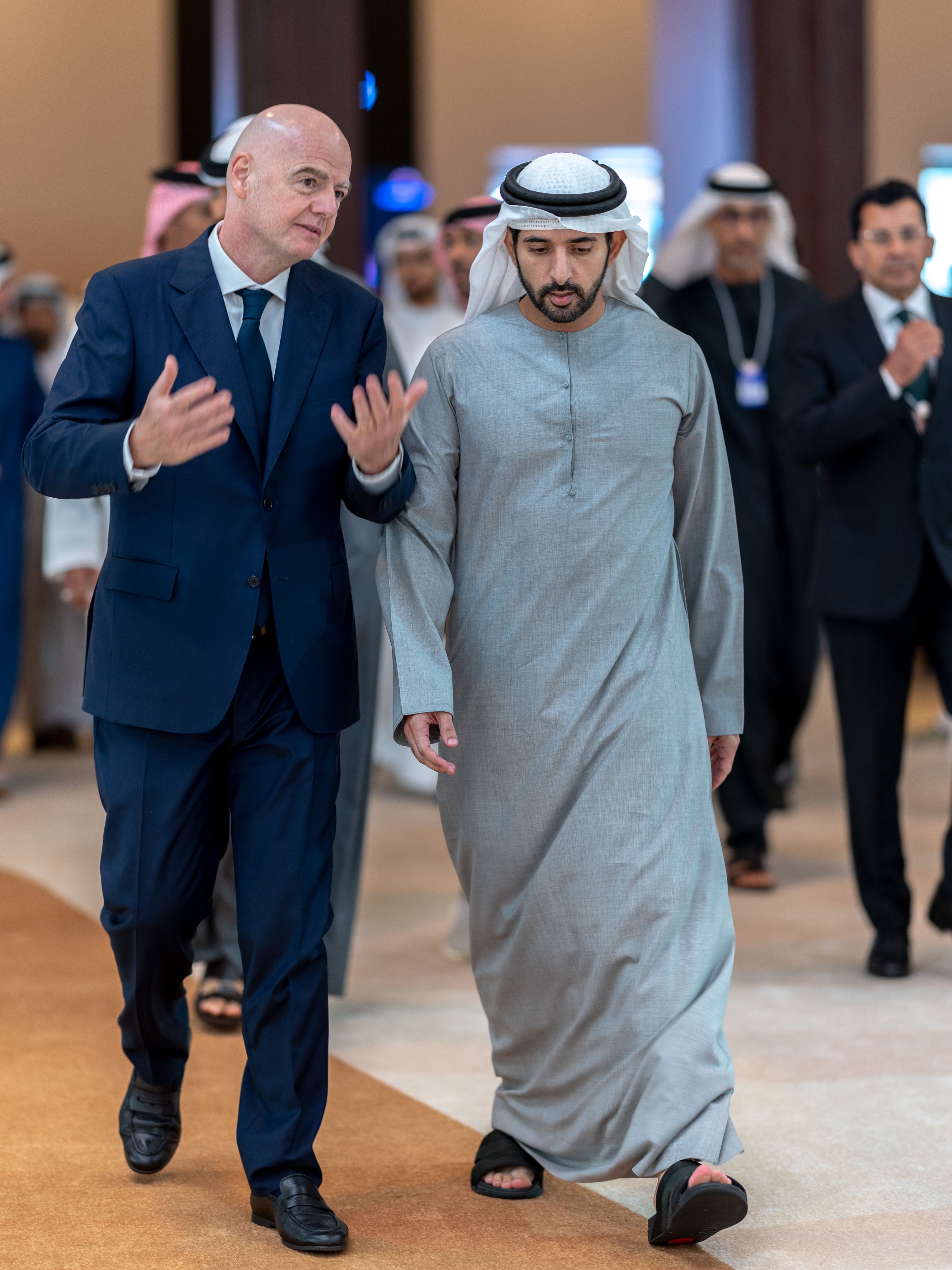 حمدان بن محمد يلتقي رئيس الفيفا على هامش أعمال "القمة العالمية للرياضة" في دبي