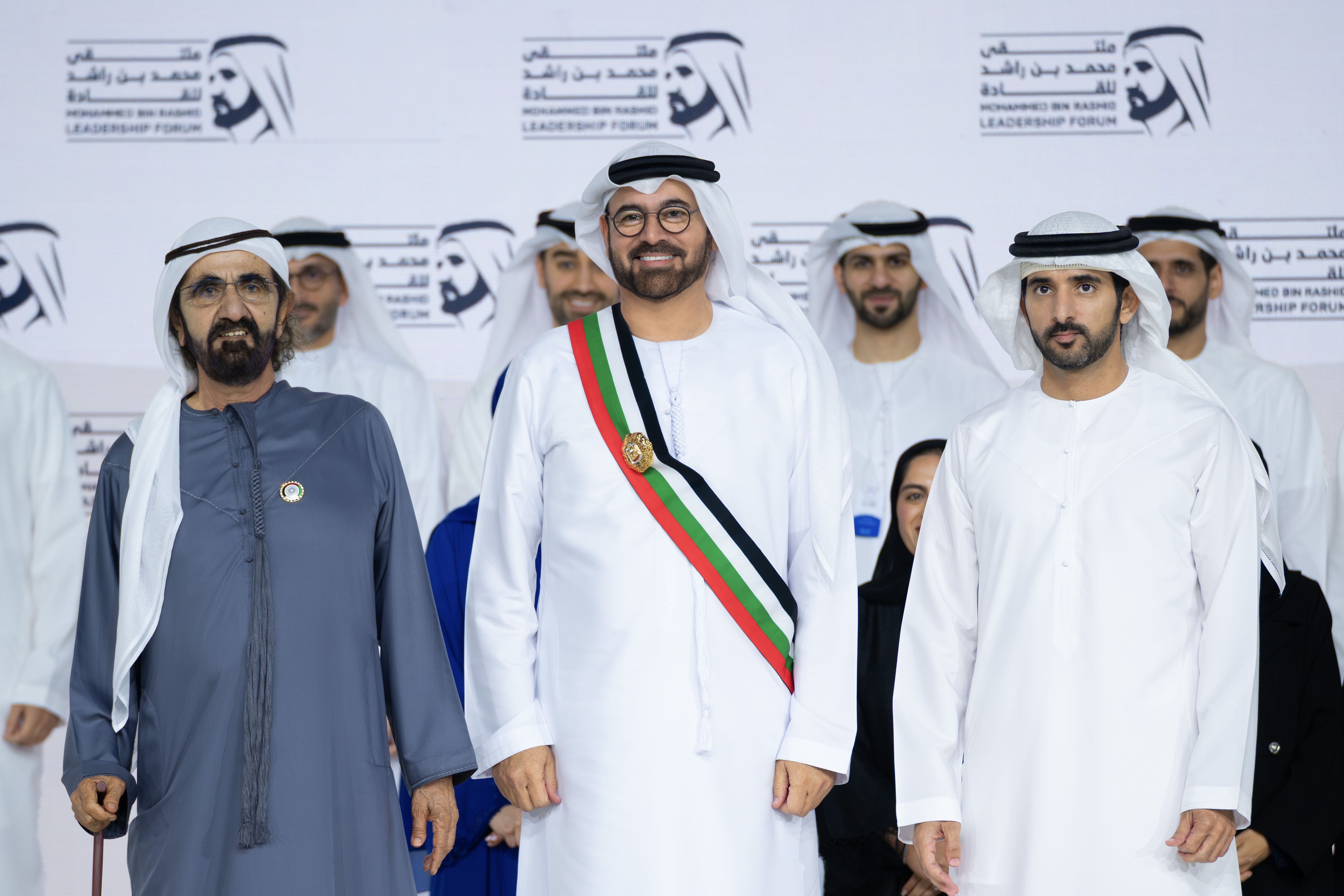 محمد بن راشد يمنح محمد القرقاوي وشاح محمد بن راشد تقديراً لجهوده المستمرة في خدمة الوطن