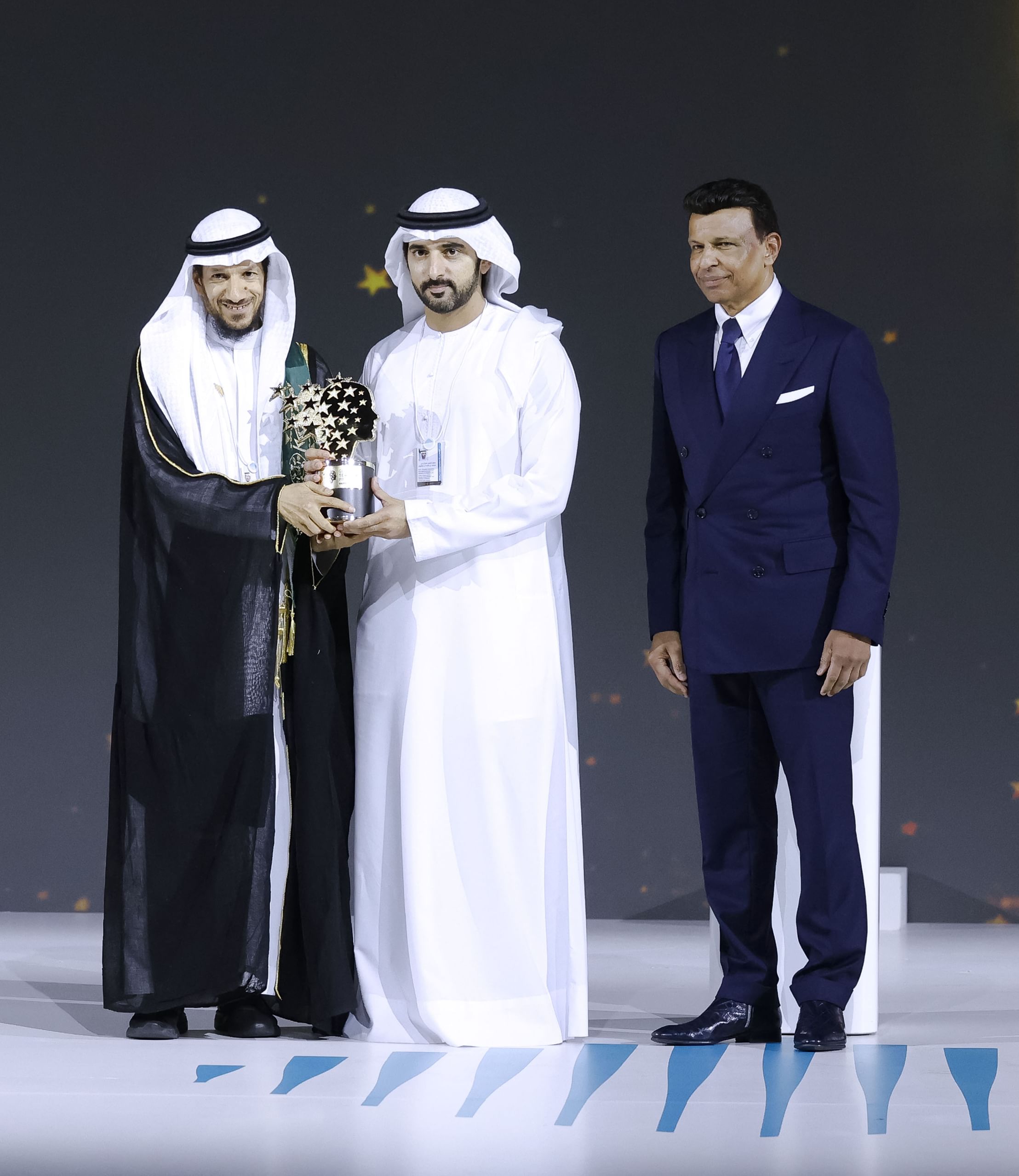 Hamdan bin Mohammed presents Saudi teacher Mansour Al-Mansour with Global Teacher Prize