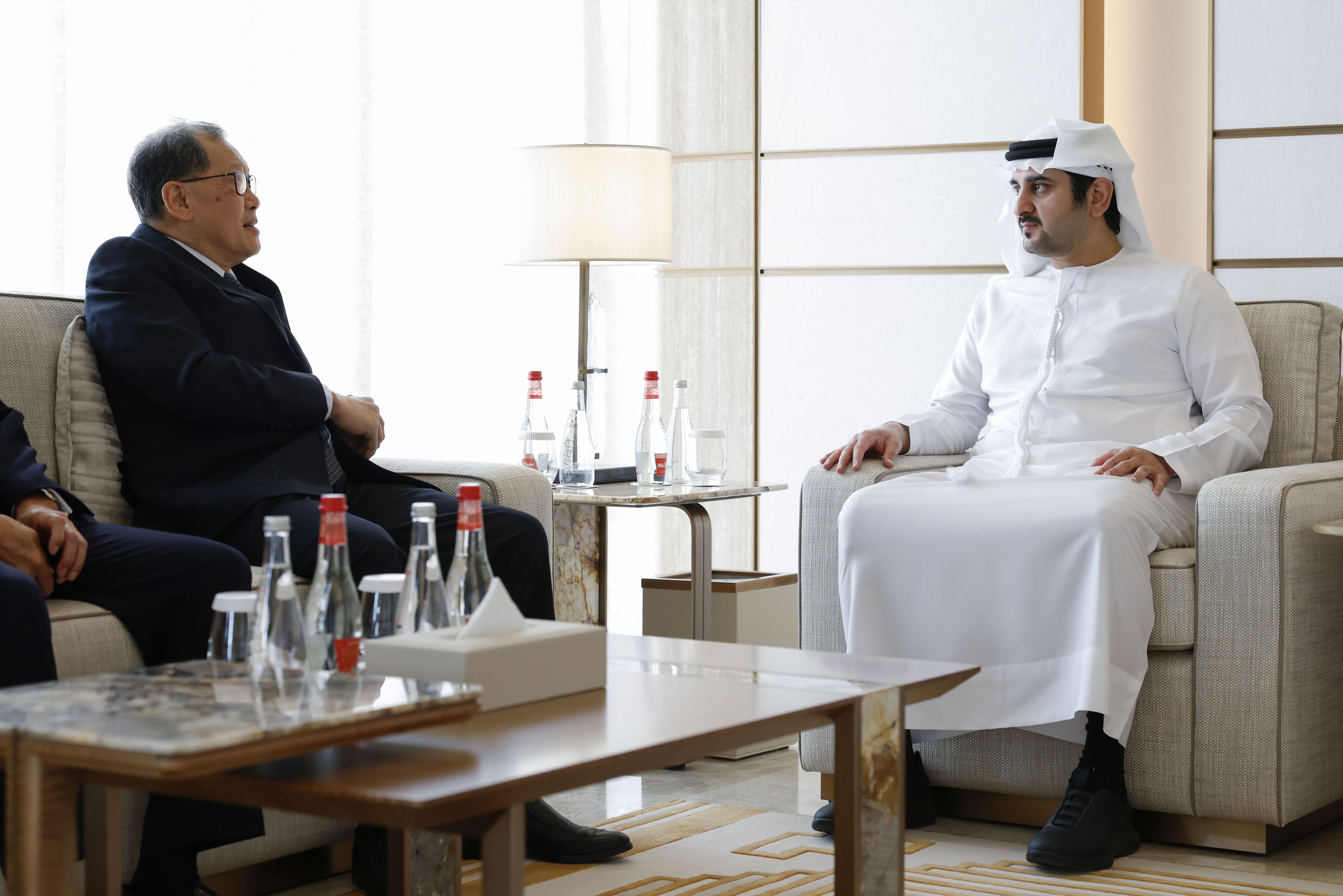 Maktoum bin Mohammed meets with Chairman of Bank of Singapore
