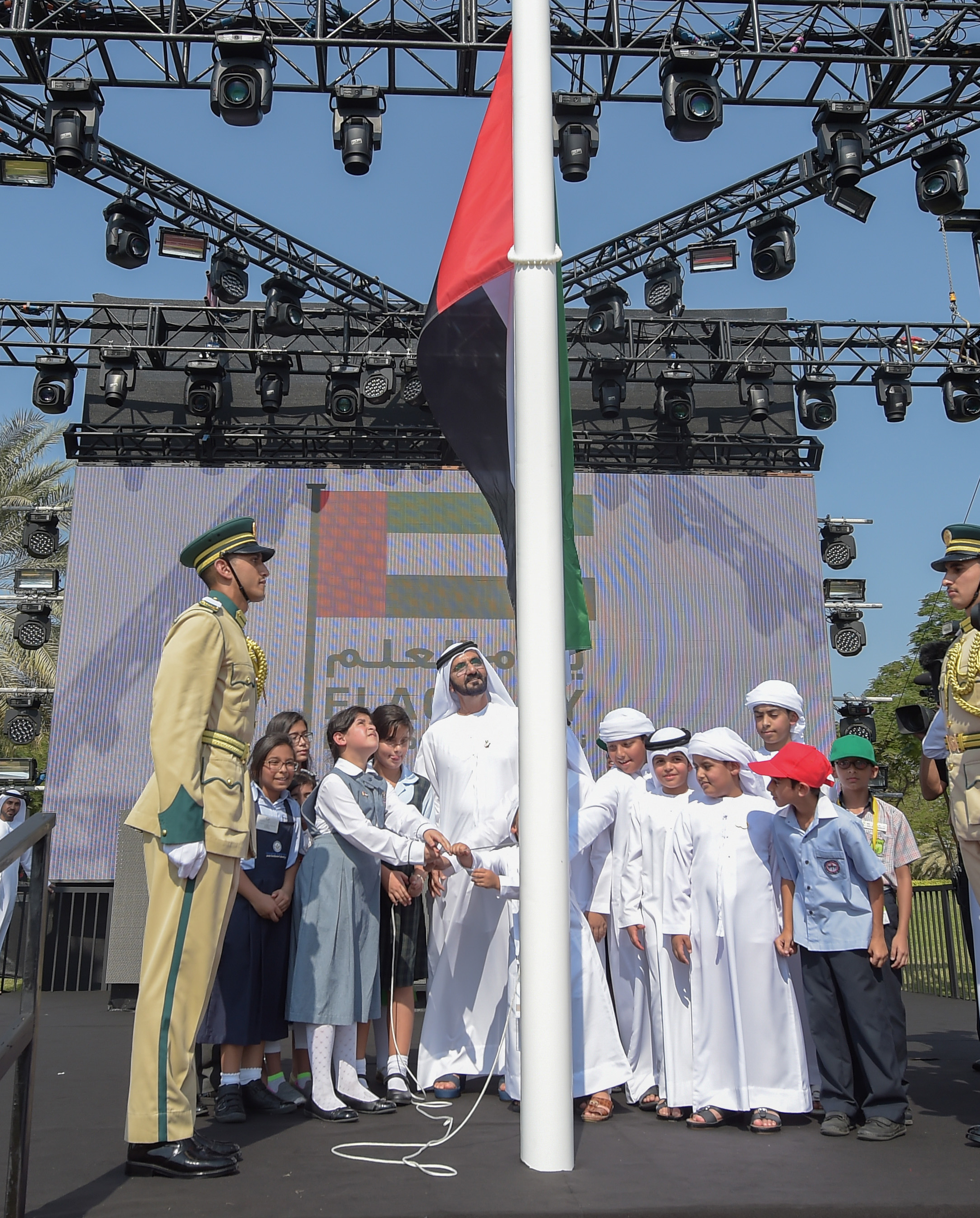 Mohammed bin Rashid hoists UAE Flag on UAE Flag Day in presence of 20 thousand students