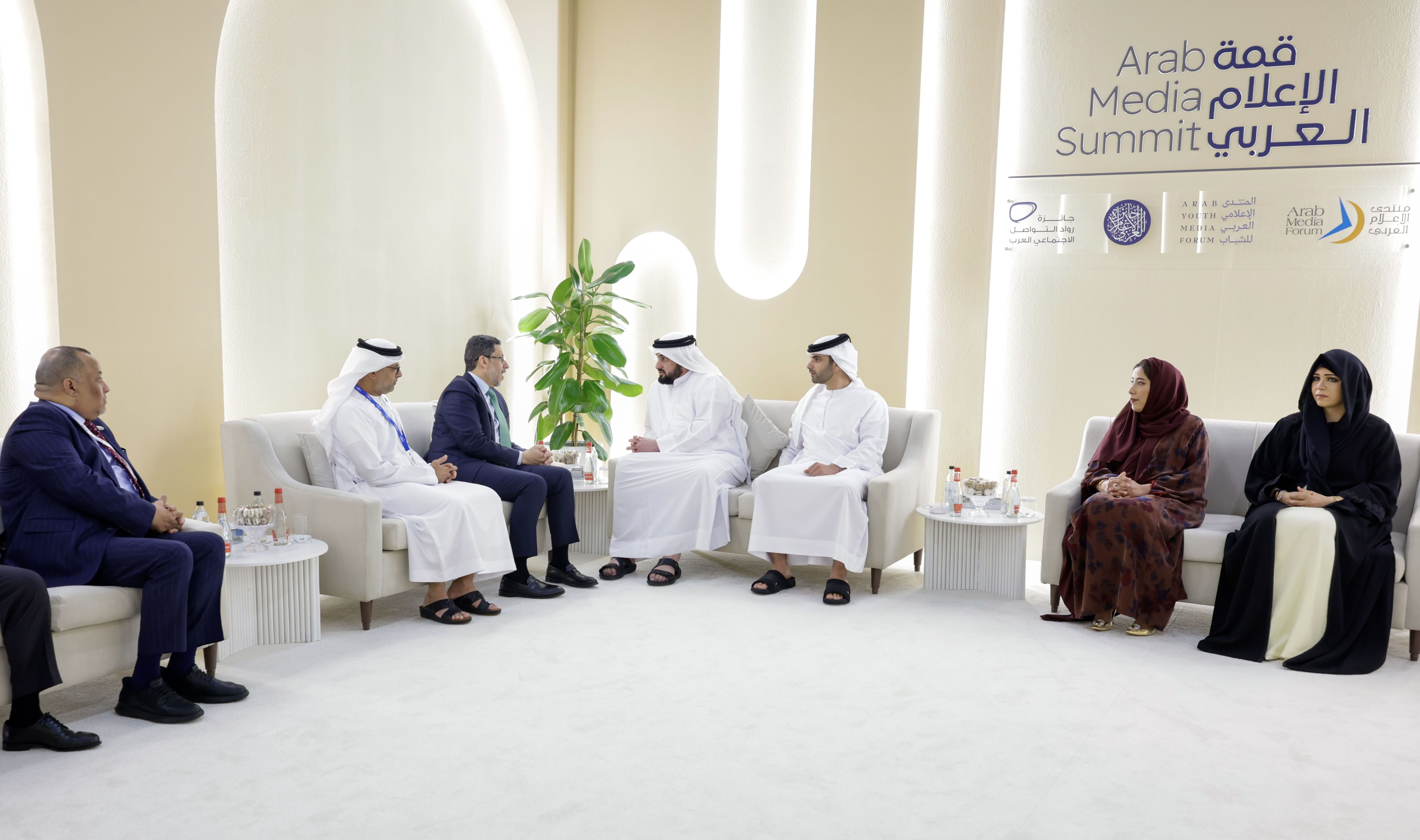 Ahmed bin Mohammed meets with Yemeni PM on sidelines of Arab Media Summit