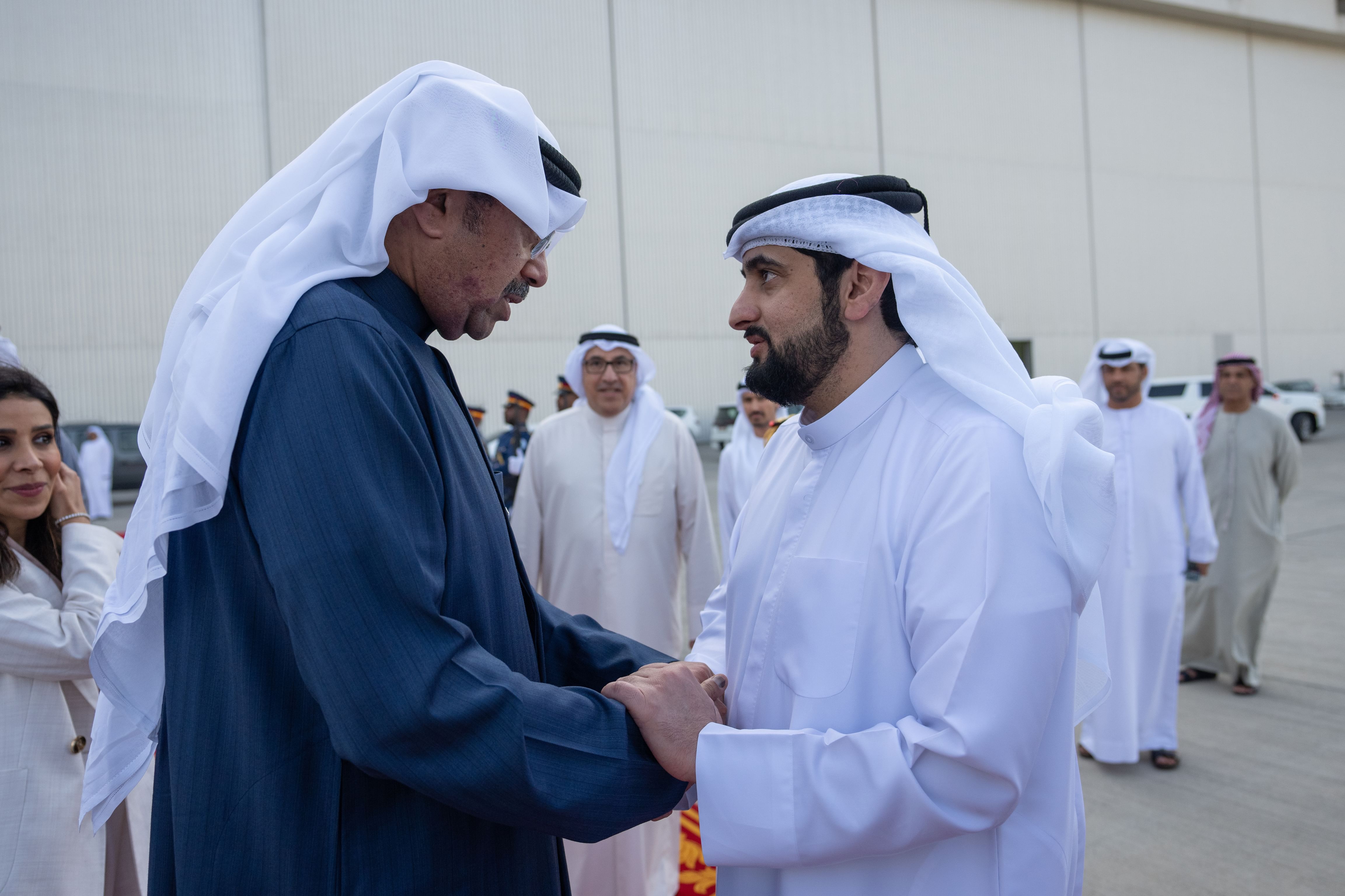 أحمد بن محمد يودّع وزير الدفاع الكويتي لدى مغادرته الدولة