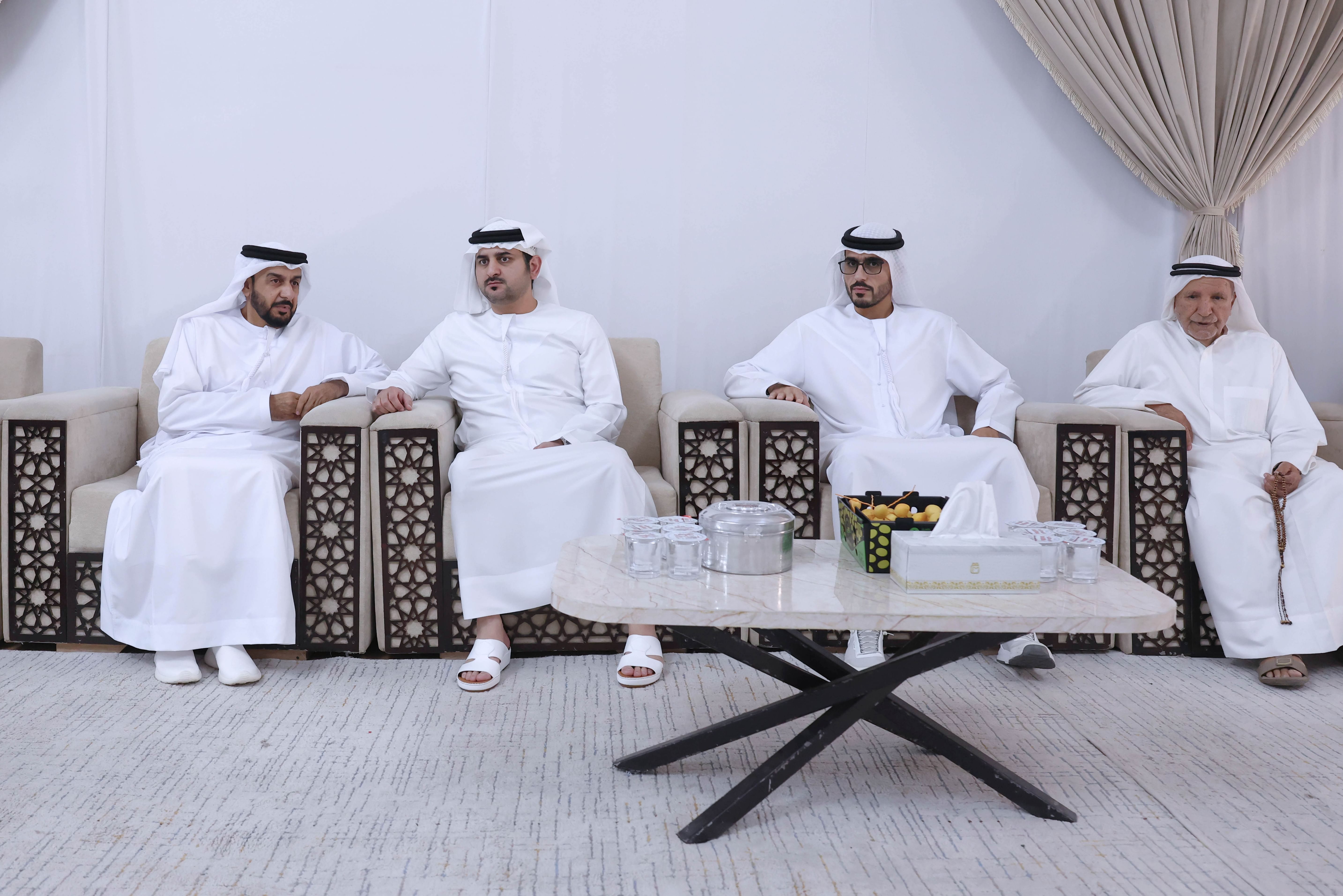 مكتوم بن محمد يقدّم واجب العزاء في وفاة عوشه بنت مكتوم