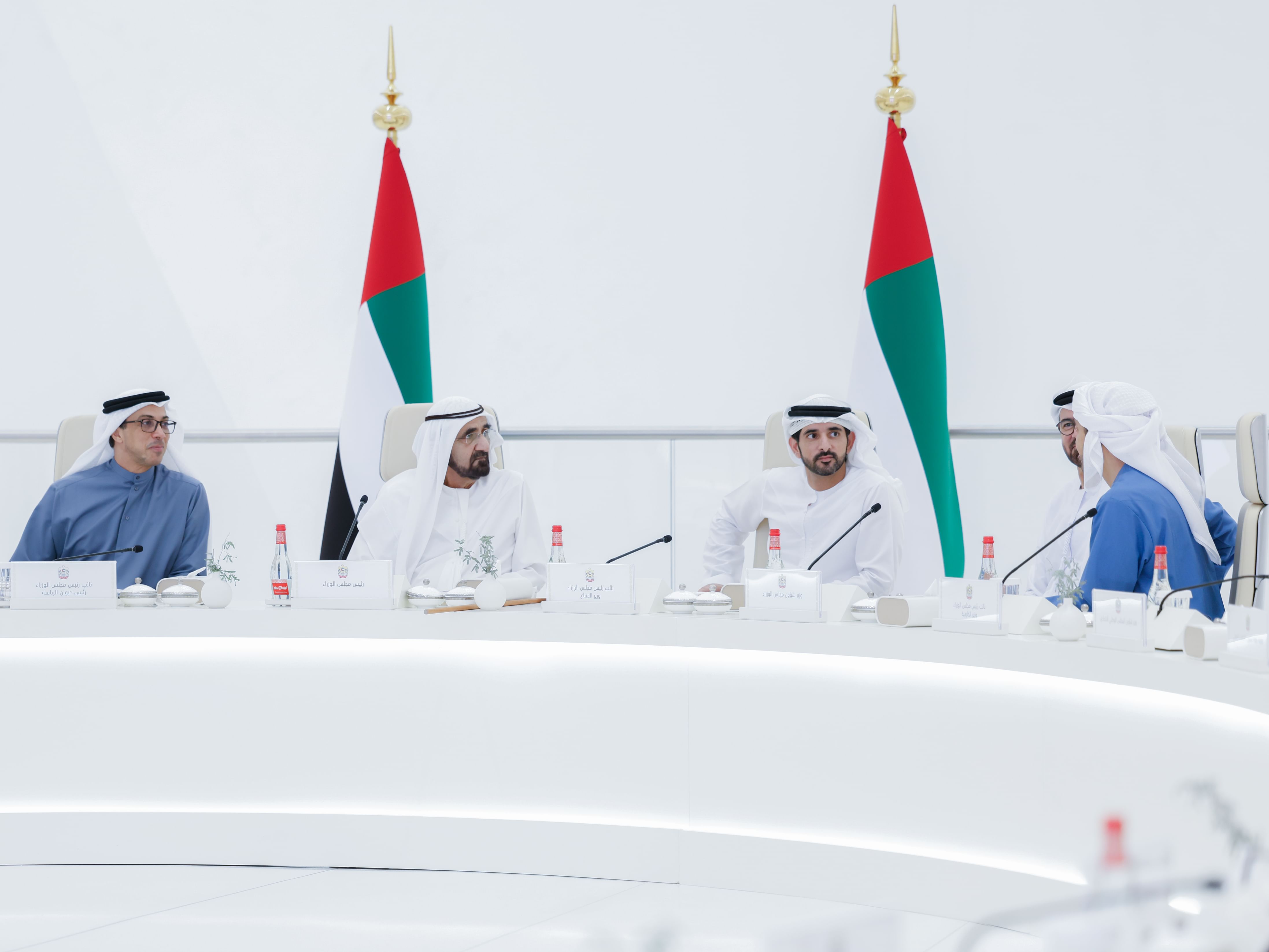 مجلس الوزراء برئاسة محمد بن راشد يشيد بالروح الدفاعية العالية لقواتنا المسلحة وبالروح الوطنية الكبيرة لشعب الإمارات والمقيمين وبحس المسؤولية العظيم لدى كافة فرق العمل في الدولة