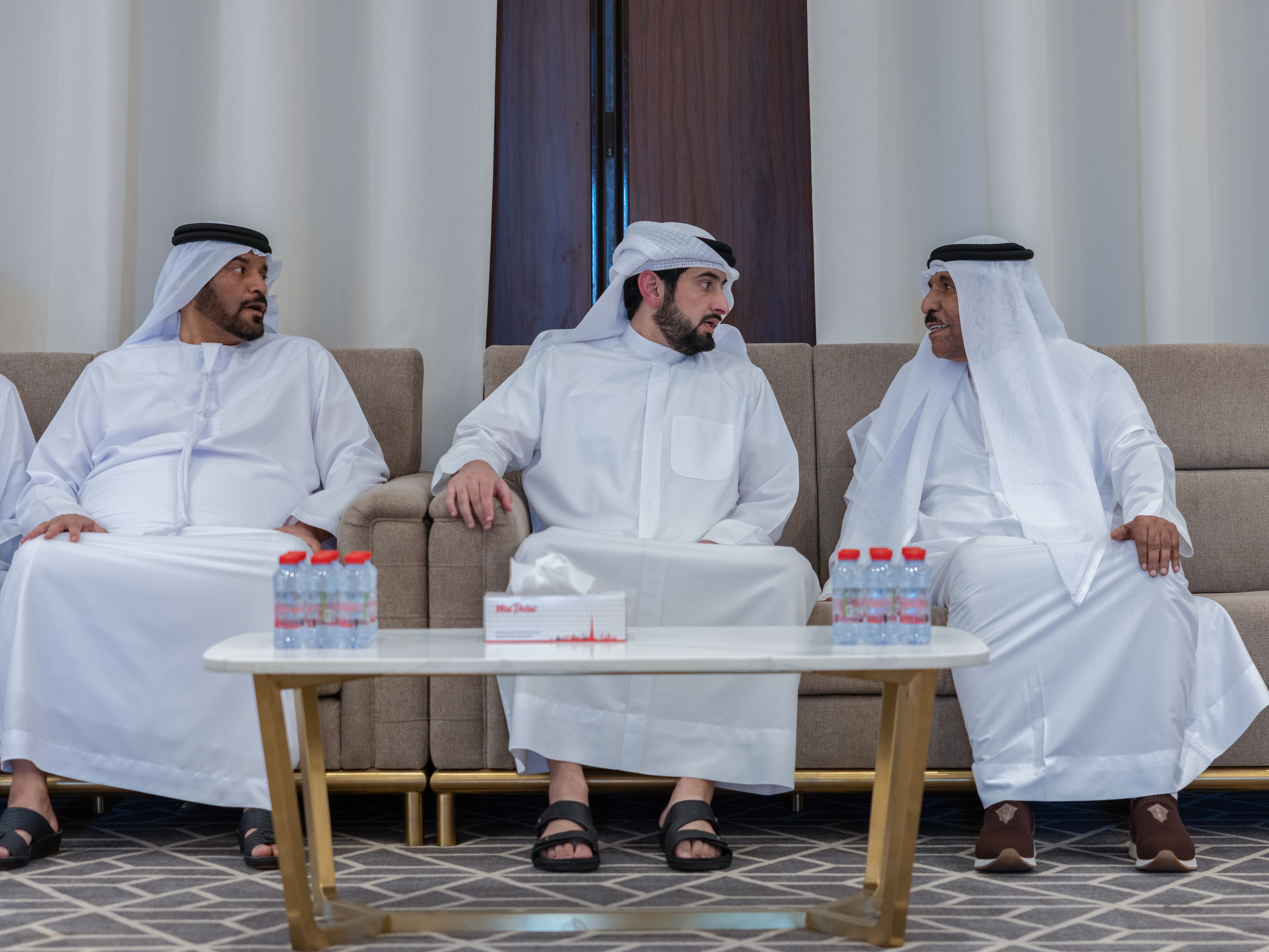 أحمد بن محمد يقدم واجب العزاء في وفاة آمنة أحمد صالح