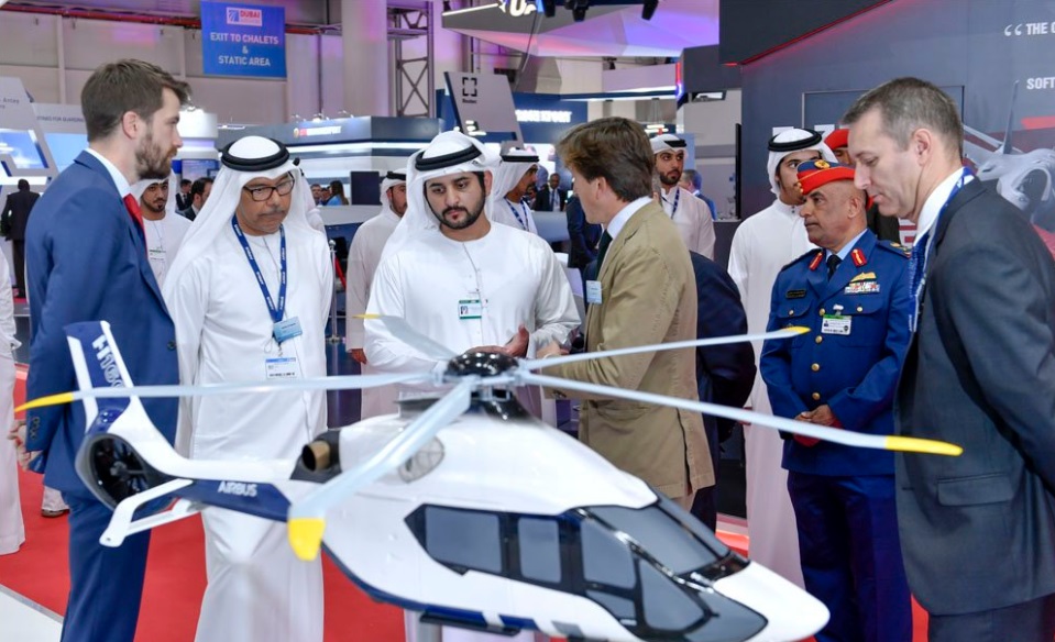 Maktoum bin Mohammed visits Dubai Airshow