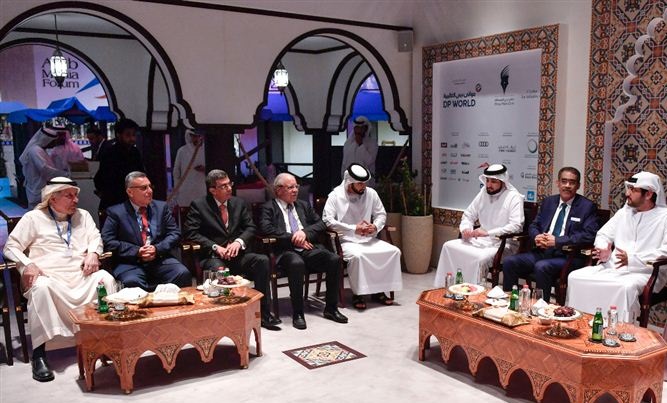 Maktoum bin Mohammed meets the board of directors of Arab Press Award