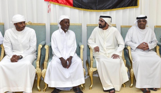 مكتوم بن محمد يحضر حفل زفاف مواطن 