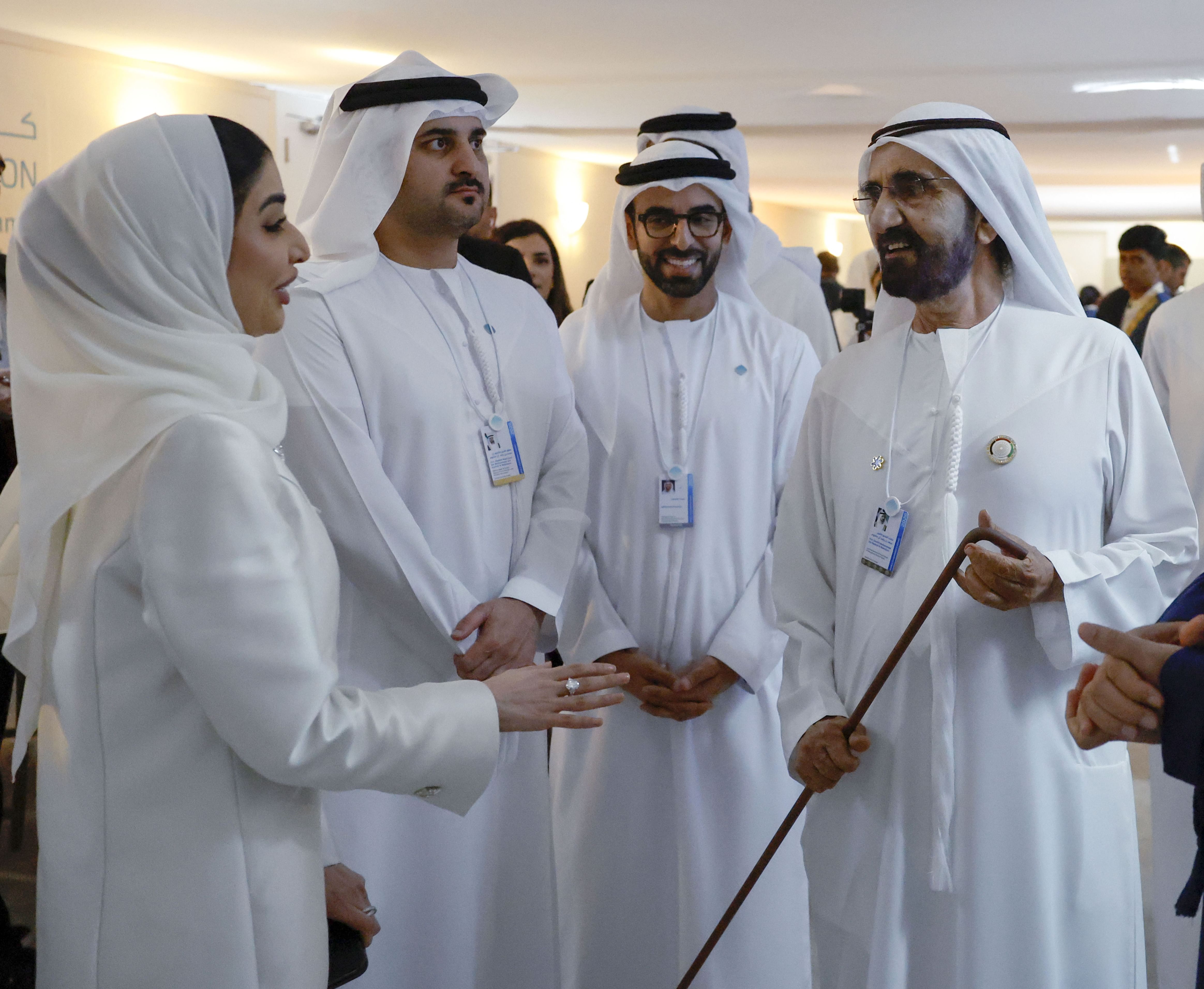 محمد بن راشد يتفقد المركز الإعلامي ومركز العمليات والأمن السيبراني للقمة العالمية للحكومات