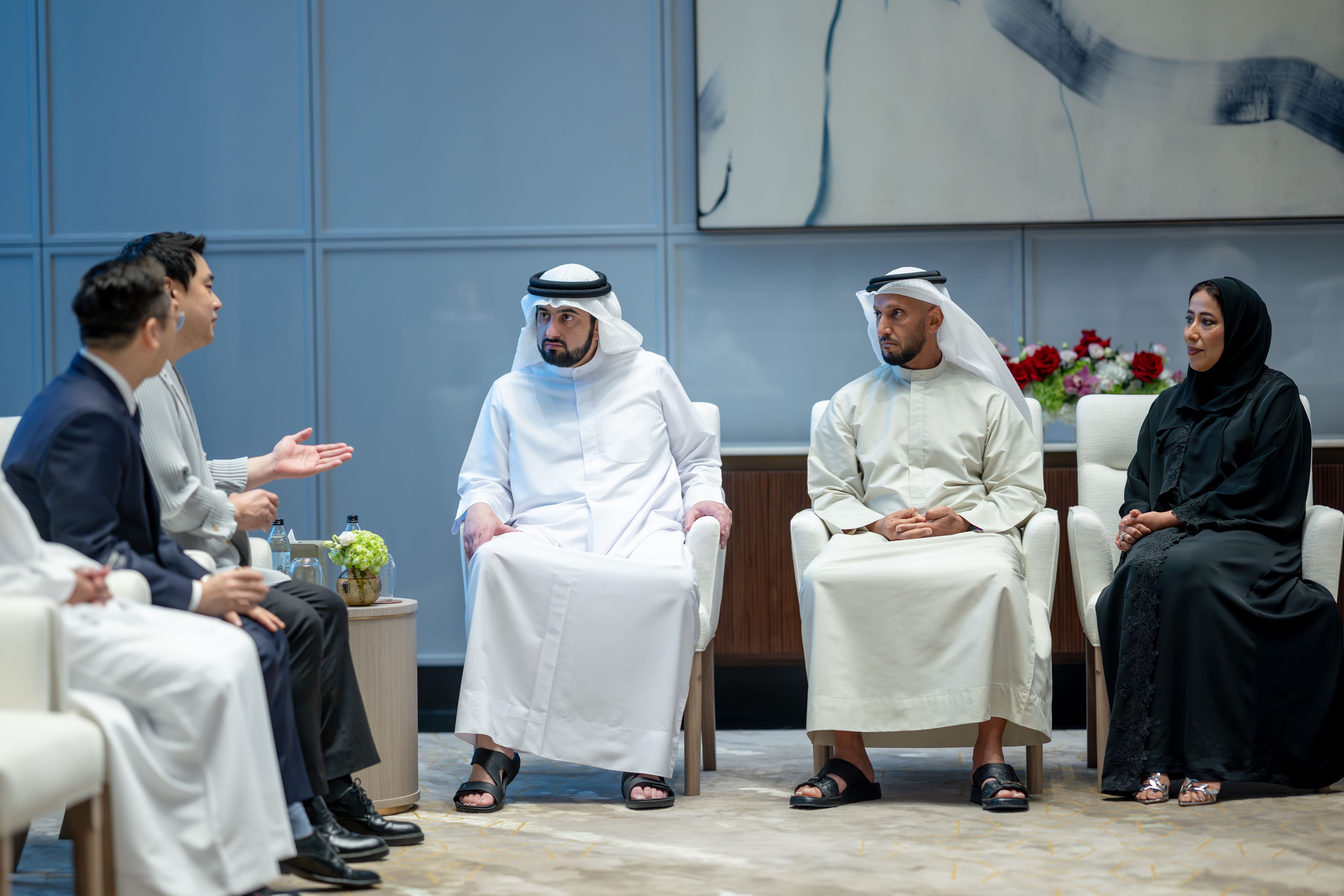 أحمد بن محمد يلتقي الرئيس التنفيذي لشركة "جالاكسي إم إي" ويبحث فرص التعاون في الإعلام والتكنولوجيا المتقدمة