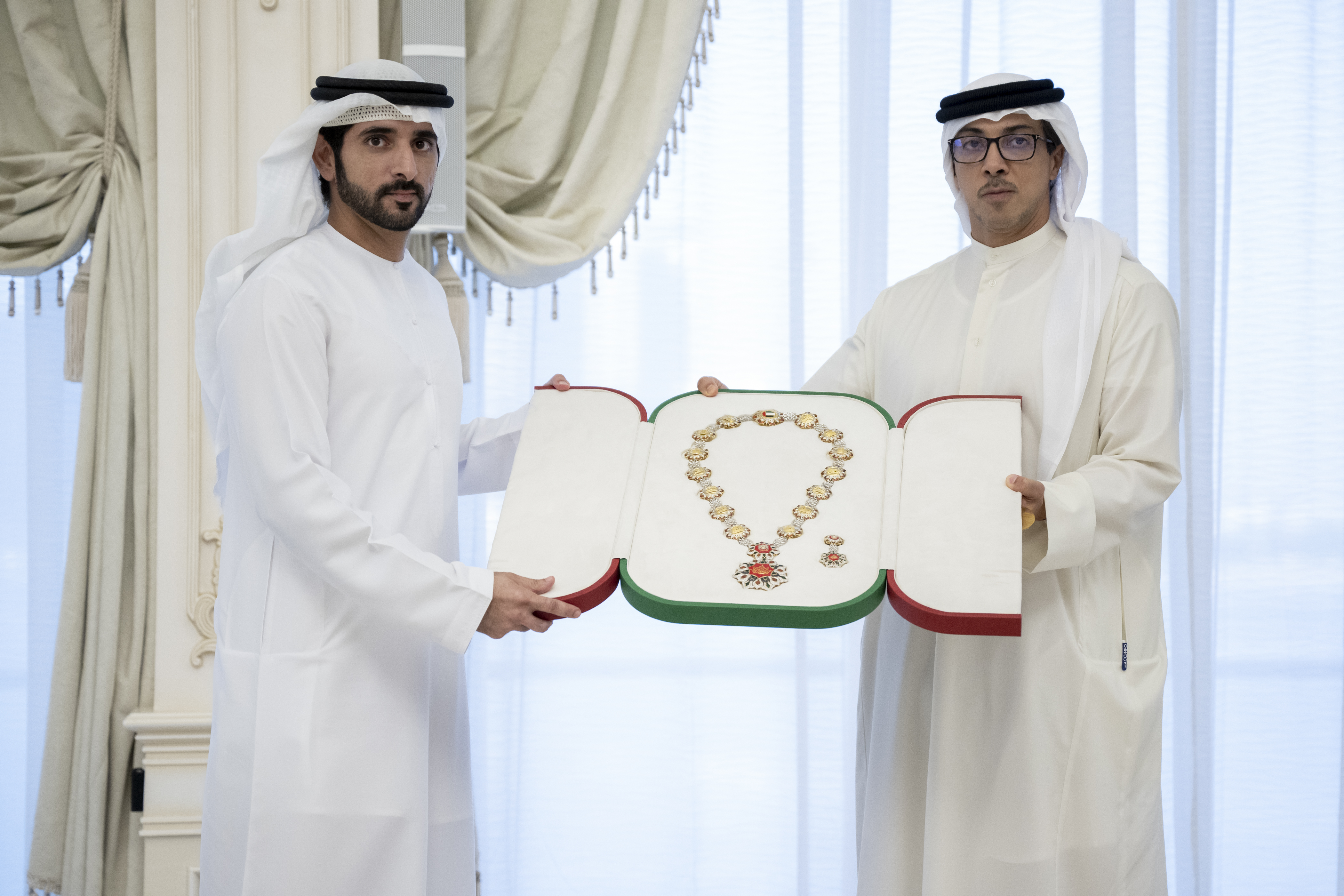 Mansour bin Zayed awards Hamdan bin Mohammed the ‘Order of the Mother of the Nation’