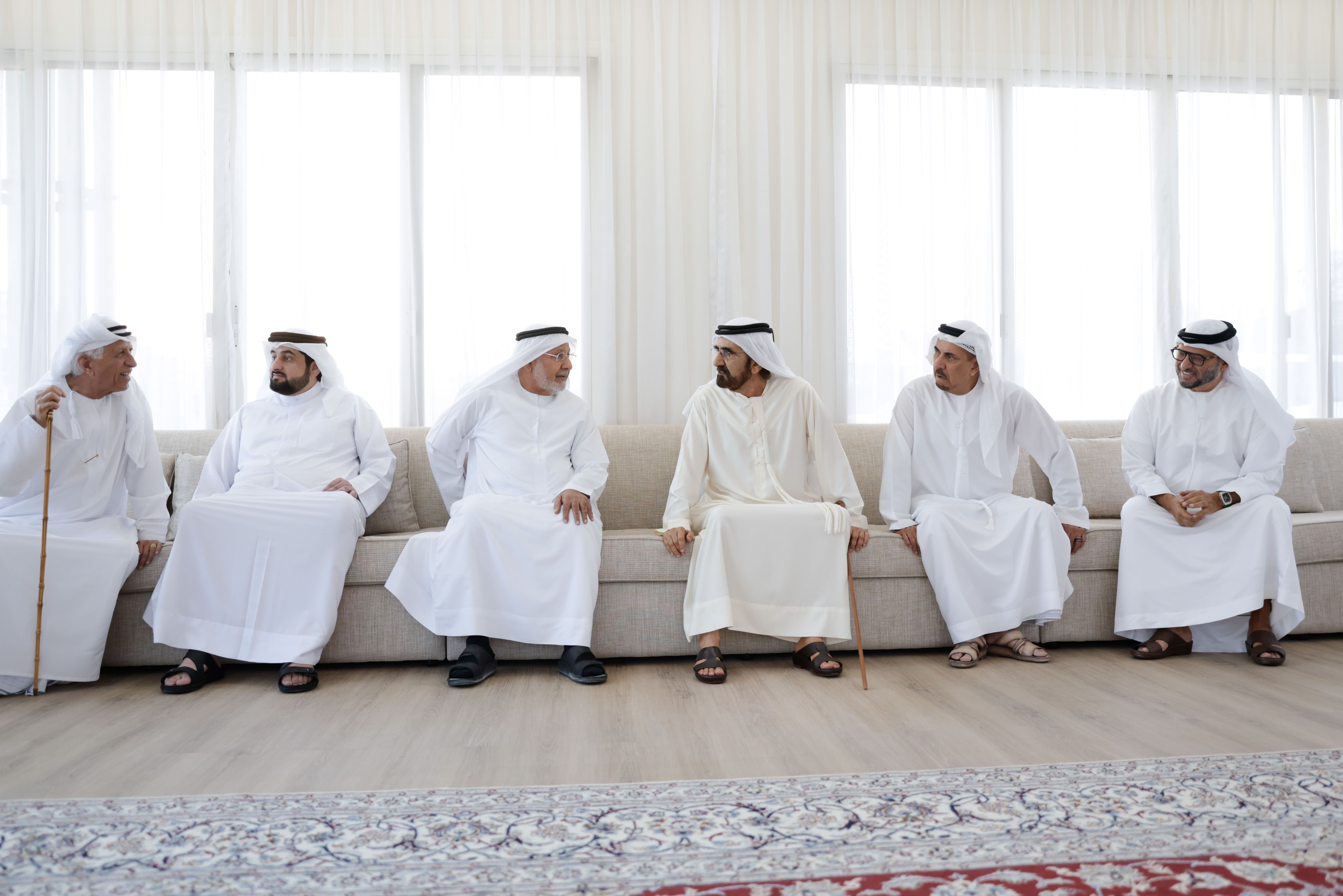 محمد بن راشد يقدّم واجب العزاء في وفاة حسين بن عبدالرحمن خانصاحب