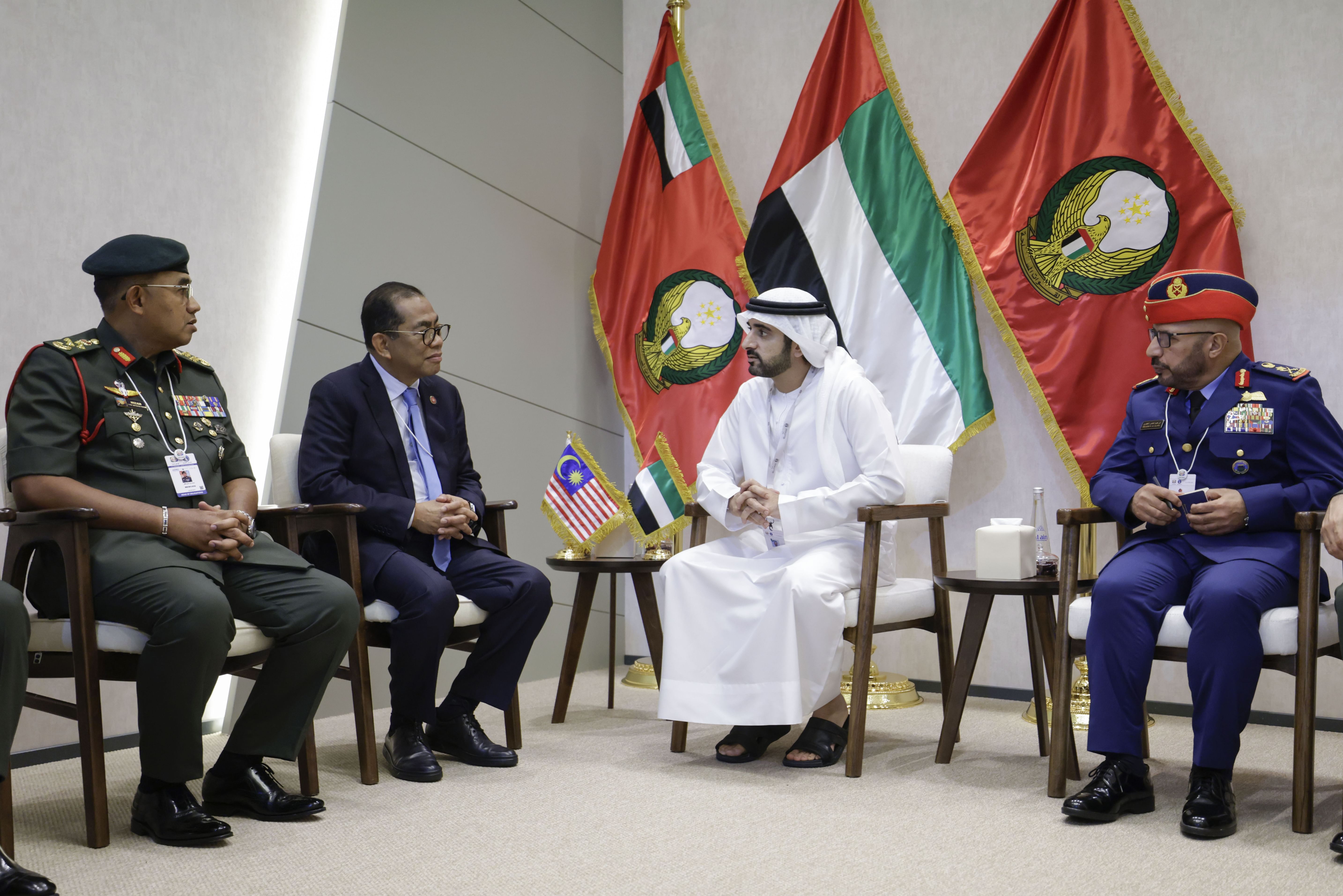 Hamdan bin Mohammed meets with Malaysia’s Defence Minister on sidelines of IDEX