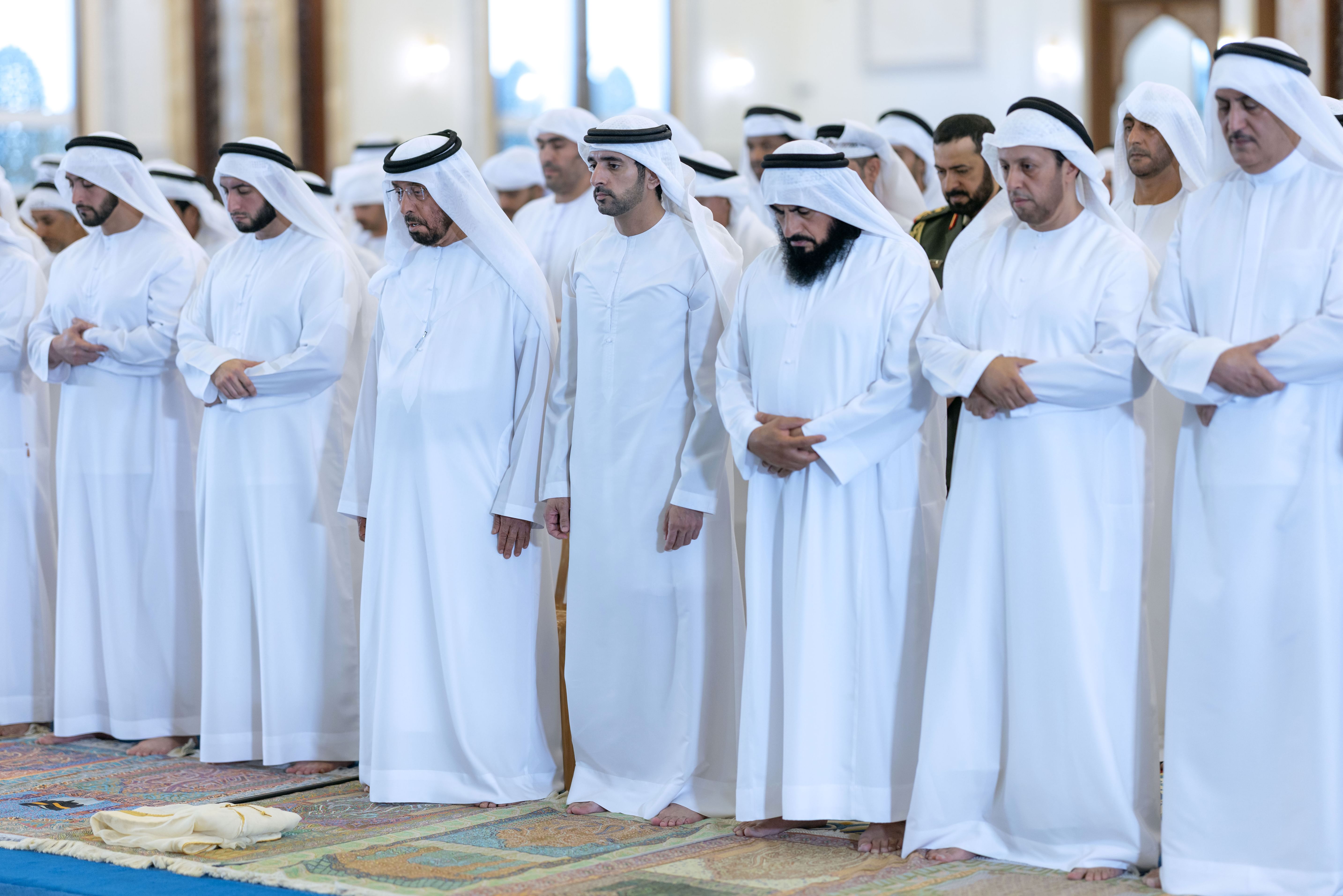 حمدان بن محمد بن راشد يؤدي صلاة عيد الأضحى في مسجد زعبيل الكبير بدبي