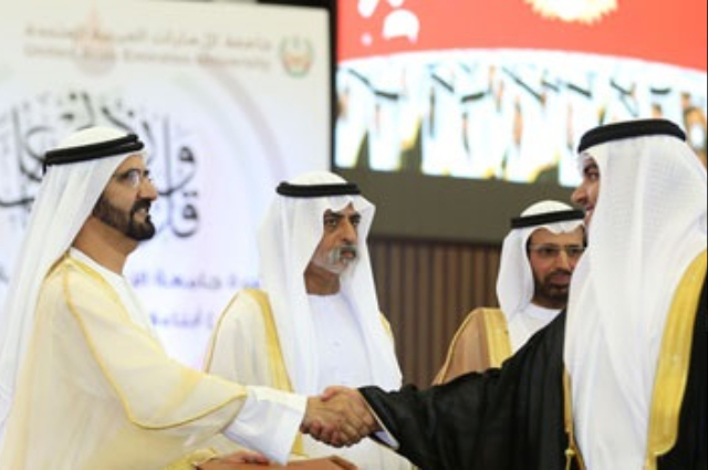 محمد بن راشد يتسلّم كتاب "القائد الاجتماعي" و"الوثيقة الوطنية للتوعية الطلابية"