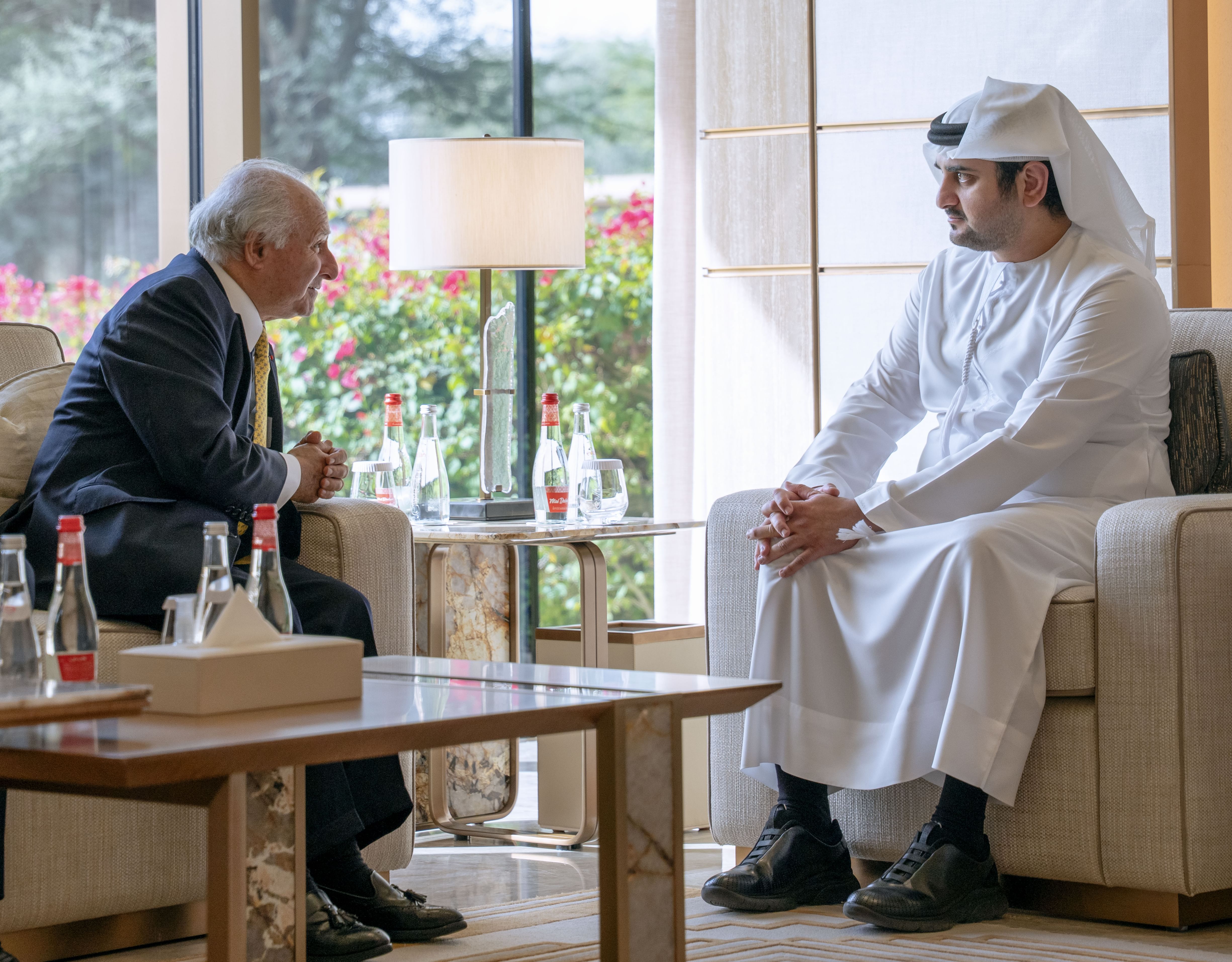 مكتوم بن محمد يلتقي رئيس مجلس إدارة شركتيّ "هونج كونج وشنغهاي للفنادق" و"سي إل بي القابضة للطاقة"
