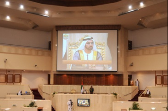 محمد بن راشد يتسلم أوراق اعتماد أحد السفراء