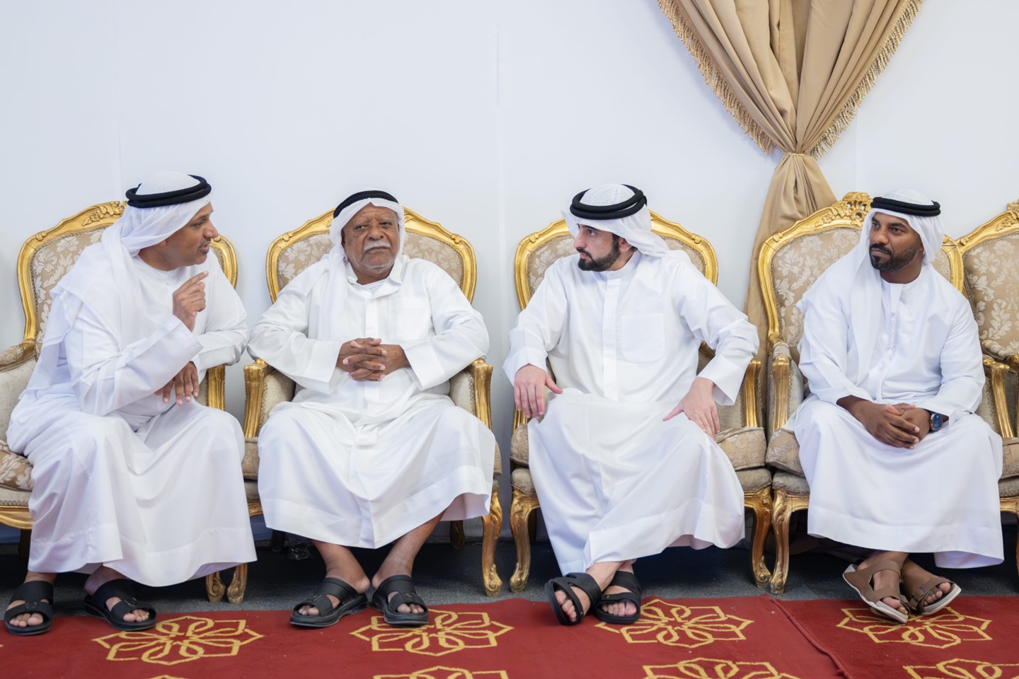 أحمد بن محمد يُقدّم واجب العزاء في شهيد الوطن والواجب عيسى غلوم البلوشي
