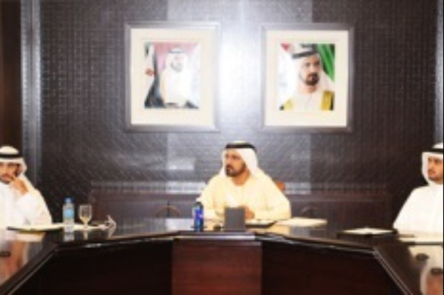محمد بن راشد يقدم العزاء لسعيد محمد الكندي 