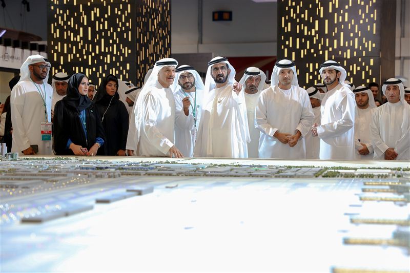 Mohammed bin Rashid gets briefed on projects of participants at “Cityscape Global 2017”
