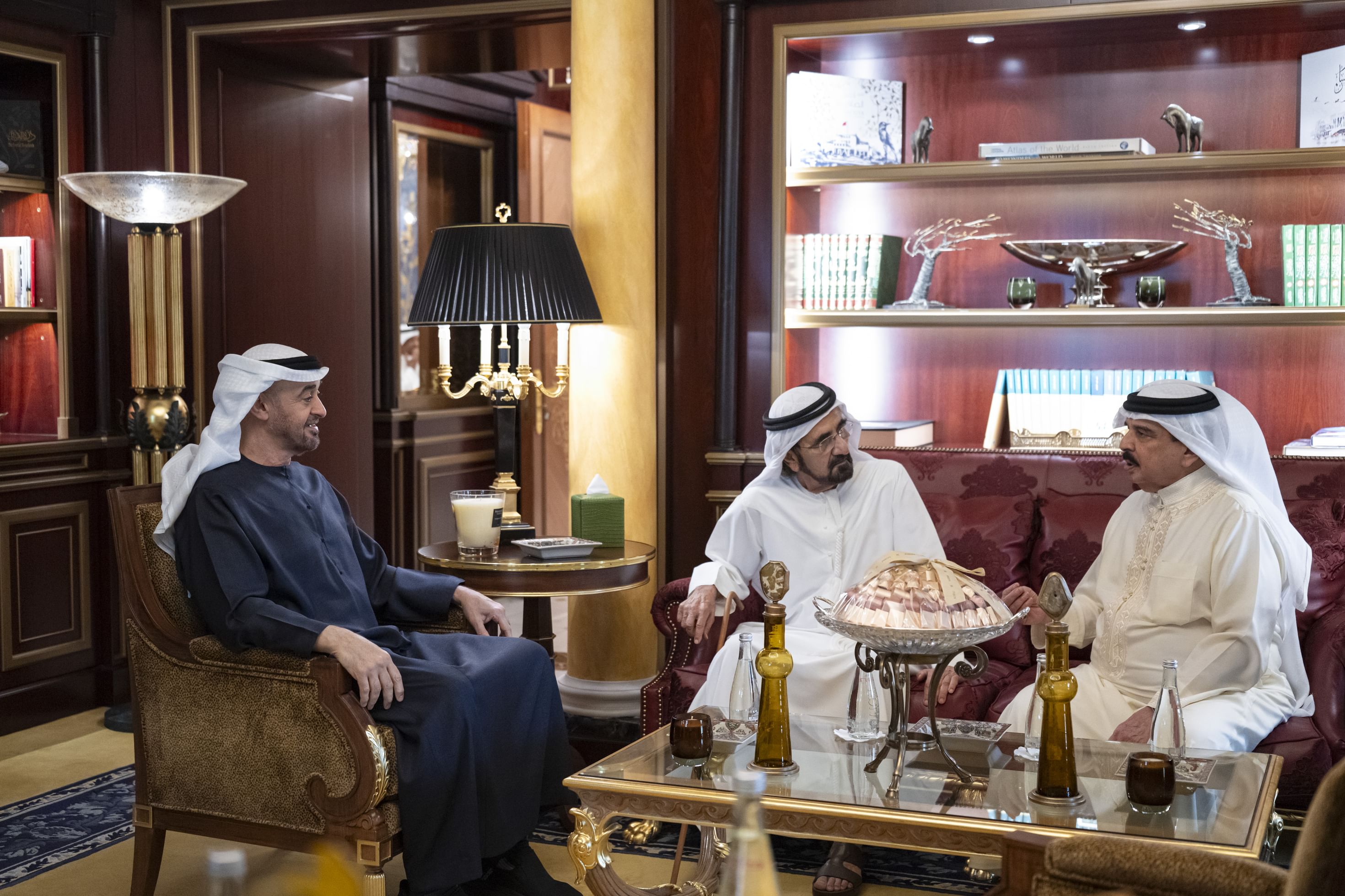 UAE President meets King of Bahrain in the presence of Mohammed bin Rashid and Mansour bin Zayed