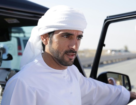 Hamdan bin Mohammed attends qualification round of Al Marmoum camel race