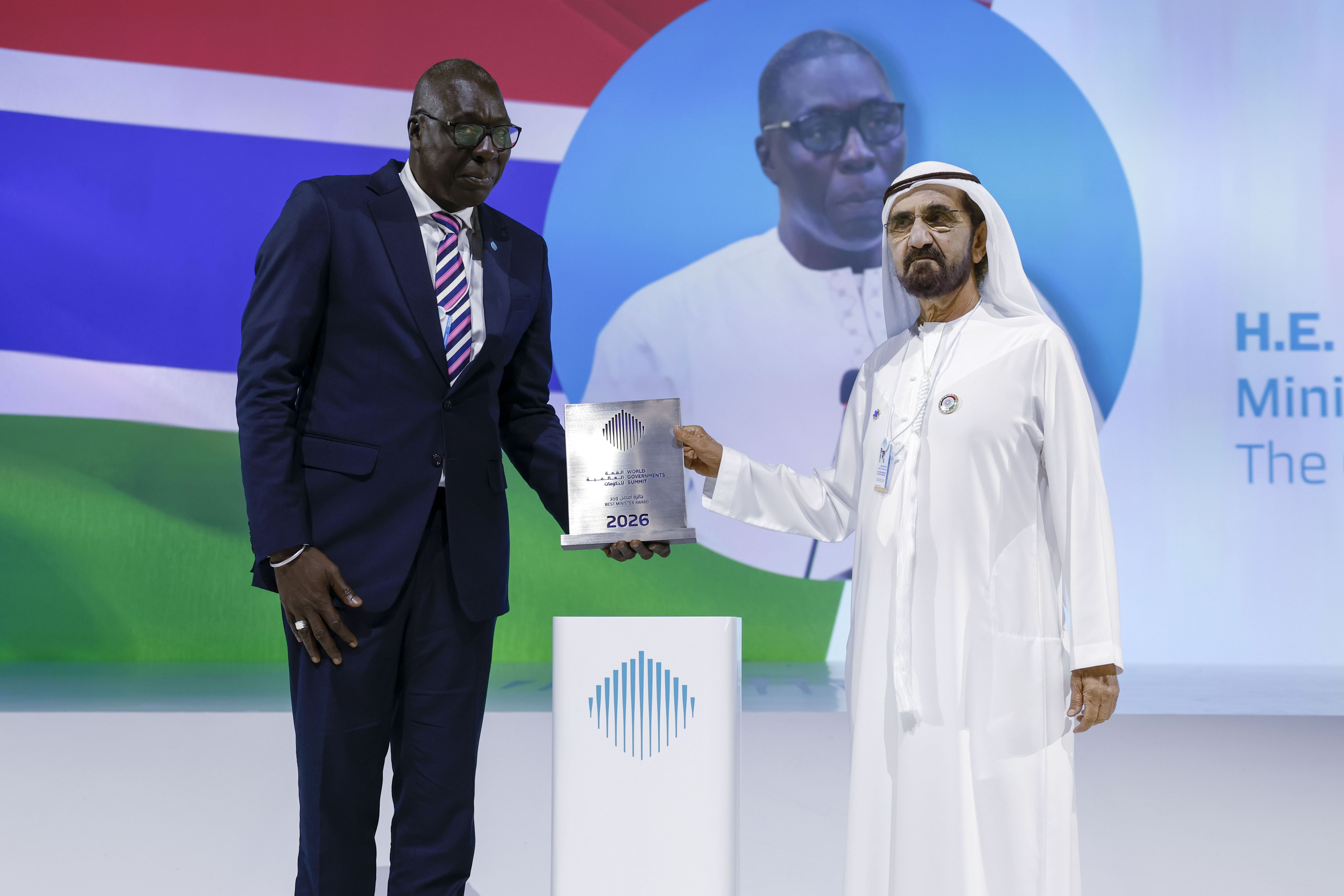 محمد بن راشد يكرّم وزير السياحة والثقافة في غامبيا بجائزة "أفضل وزير في العالم" ضمن أعمال القمة العالمية للحكومات 2026