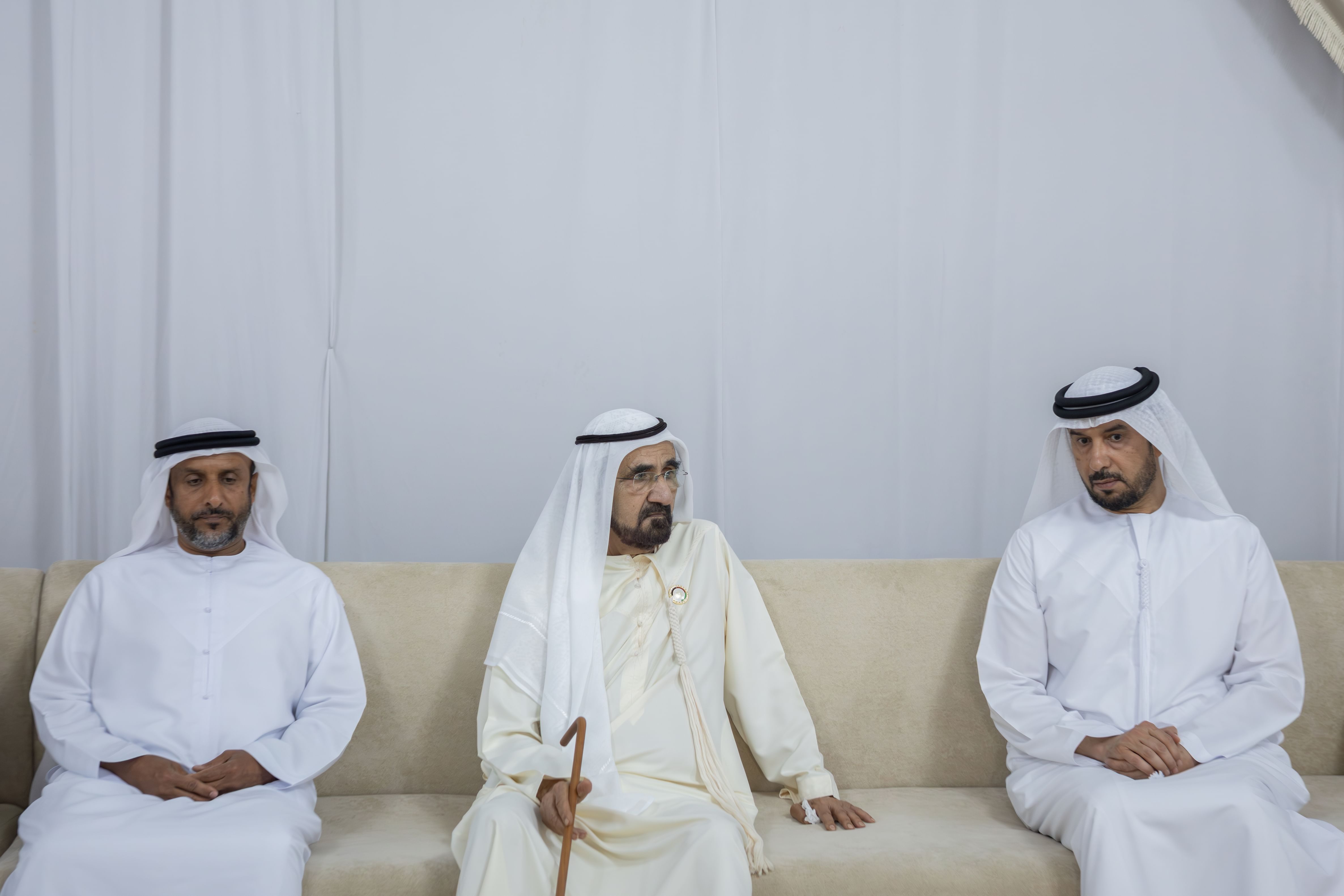 محمد بن راشد يقدم واجب العزاء في وفاة حاضر جمعه المهيري