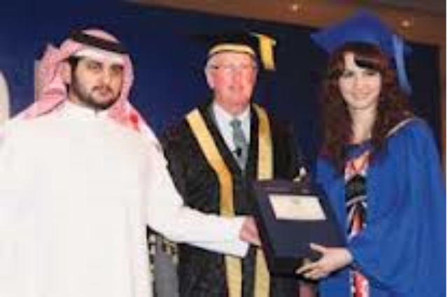 محمد بن راشد يقدم واجب العزاء بوفاة سفير الدولة لدى الكويت