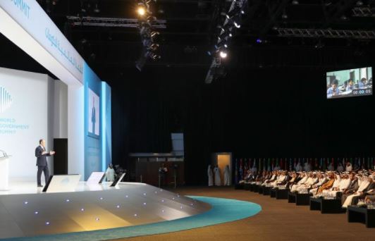Mohammed bin Rashid attends "Importance for Governments in Investing in Human Capital" session