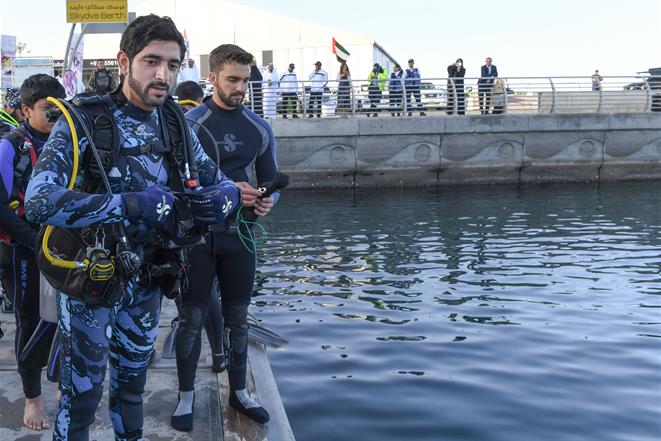 Hamdan bin Mohammed participates in marine clean up drive during International Volunteer Day