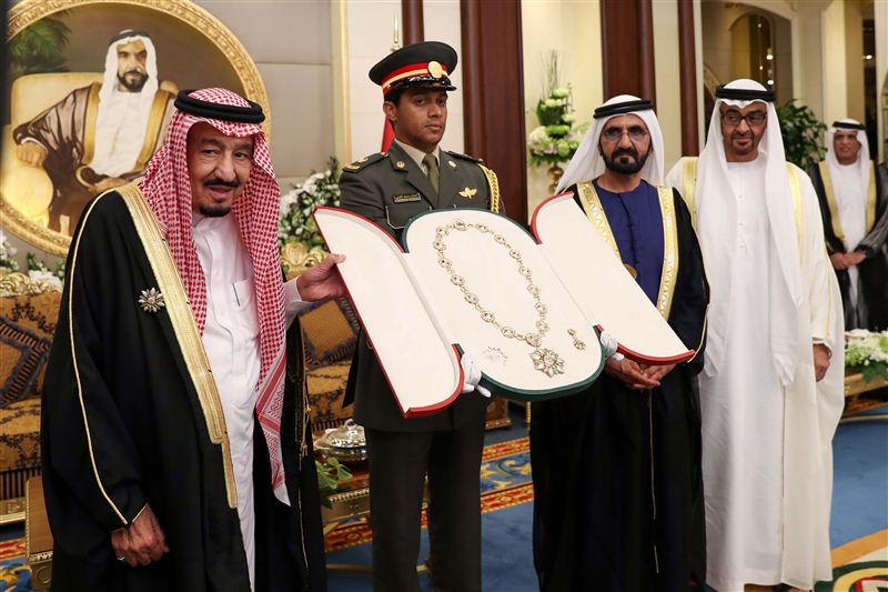 In the presence of Mohammed bin Rashid Mohammed bin Zayed awards Zayed Medal to the Custodian of the Two Holy Mosques
