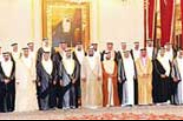 محمد بن راشد يزور القرية العالمية في دبي