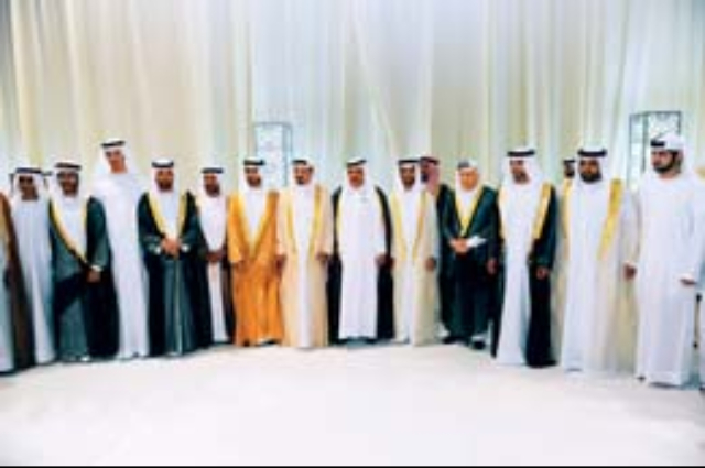 محمد بن راشد يتفقّد أجنحة الدول المشاركة في "آيدكس 2015"