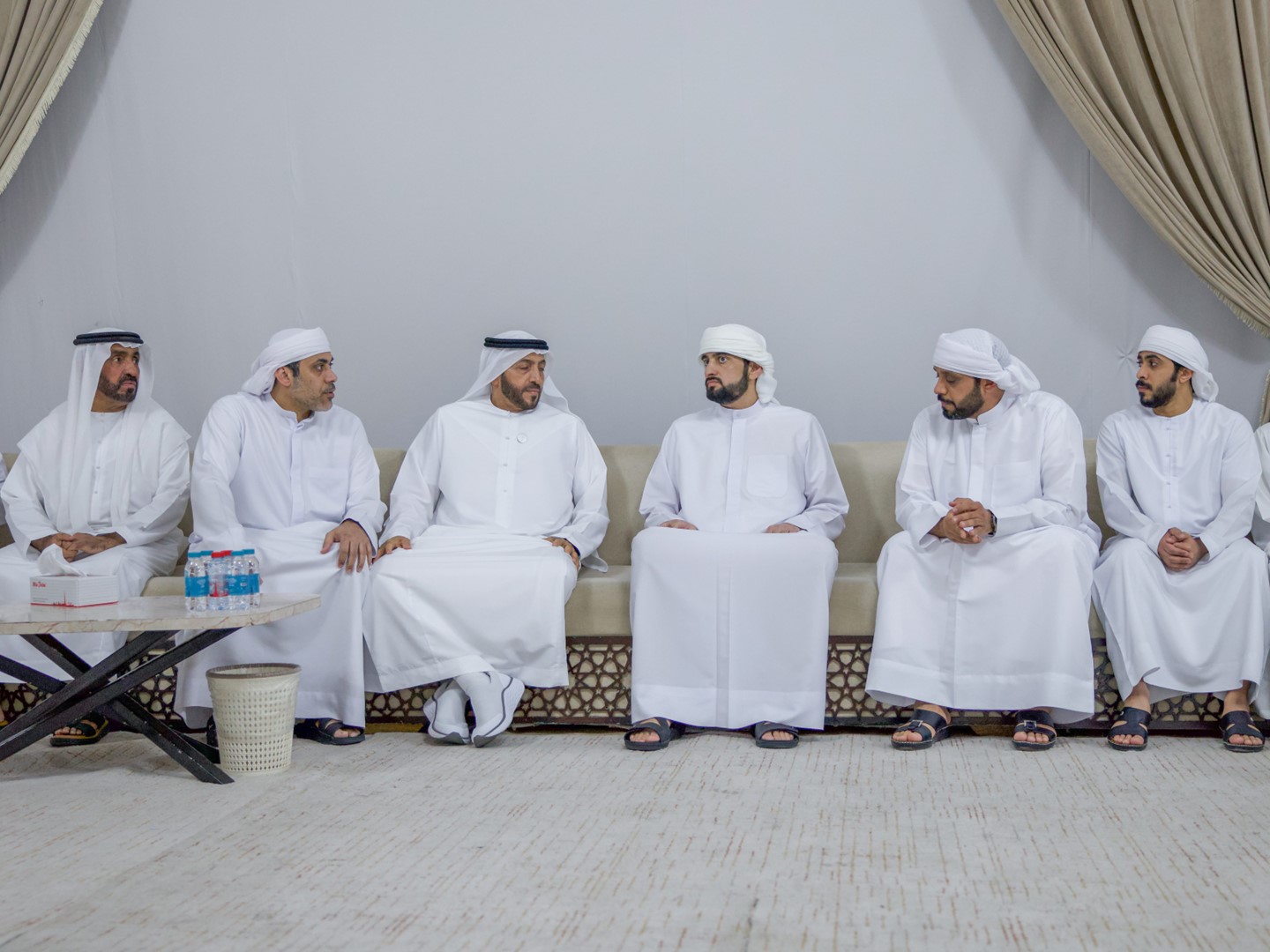 أحمد بن محمد يقدم واجب العزاء في وفاة عوشة سالم الكعبي