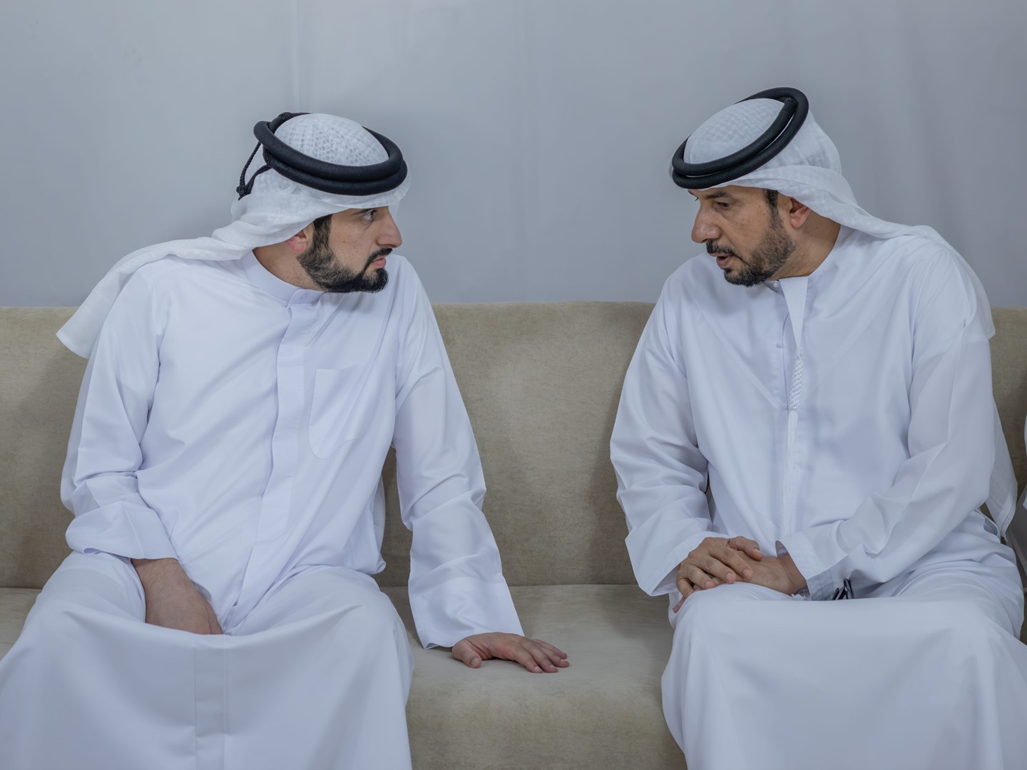 أحمد بن محمد يقدم واجب العزاء في وفاة حاضر جمعه المهيري