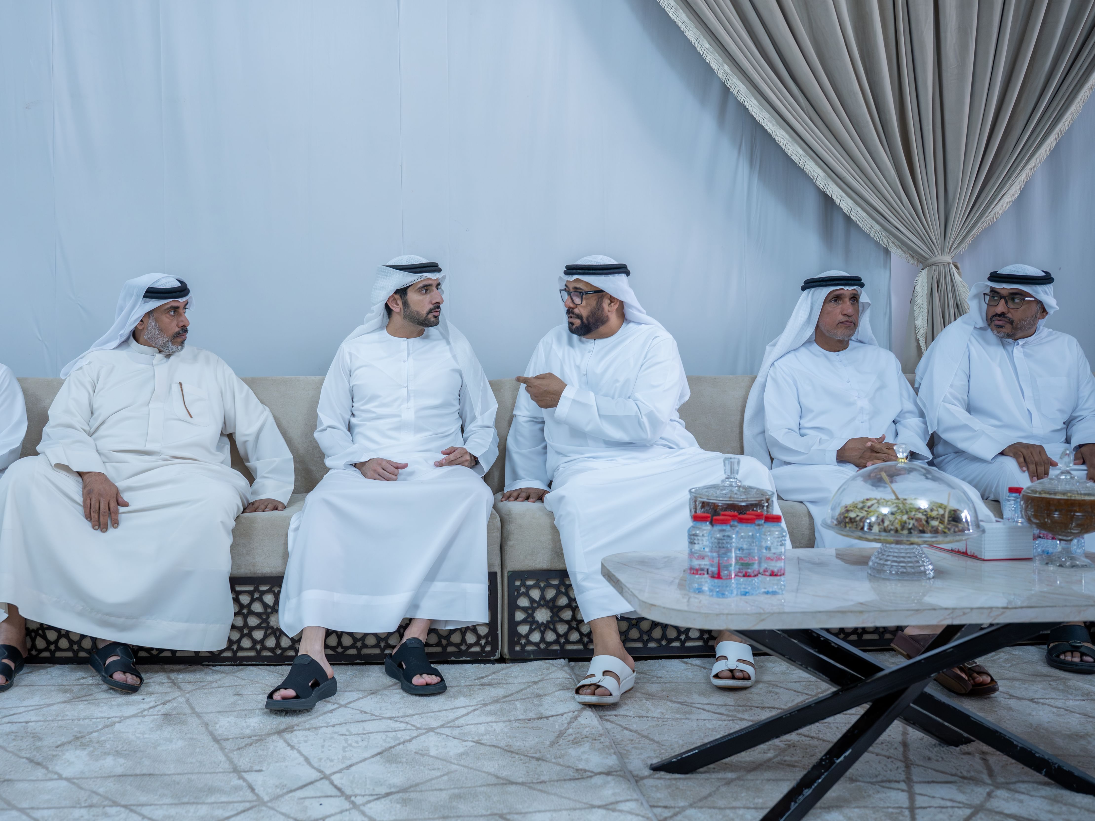 حمدان بن محمد يقدّم واجب العزاء في وفاة خليفة سليم العامري