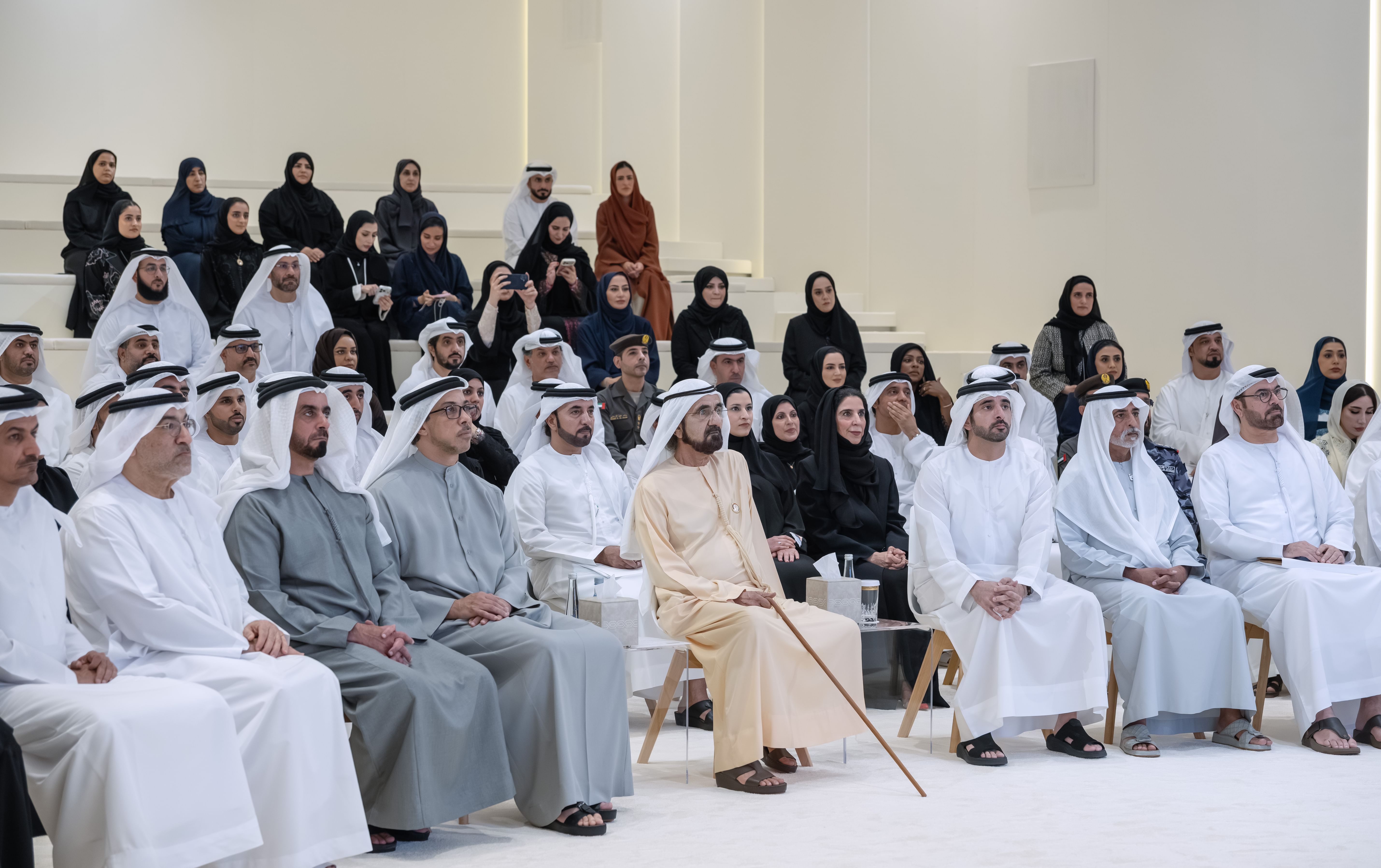 محمد بن راشد يشهد تكريم الفائزين بالدورة الثانية لجائزة تصفير البيروقراطية