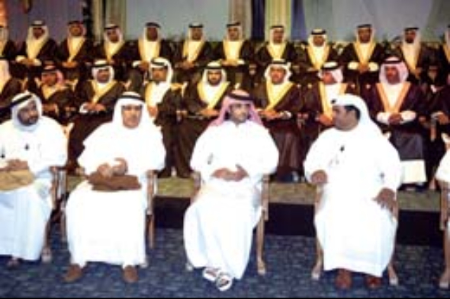 محمد بن راشد يسلم شهادة الايزو لعدد من إدارات وأقسام الداخلية 