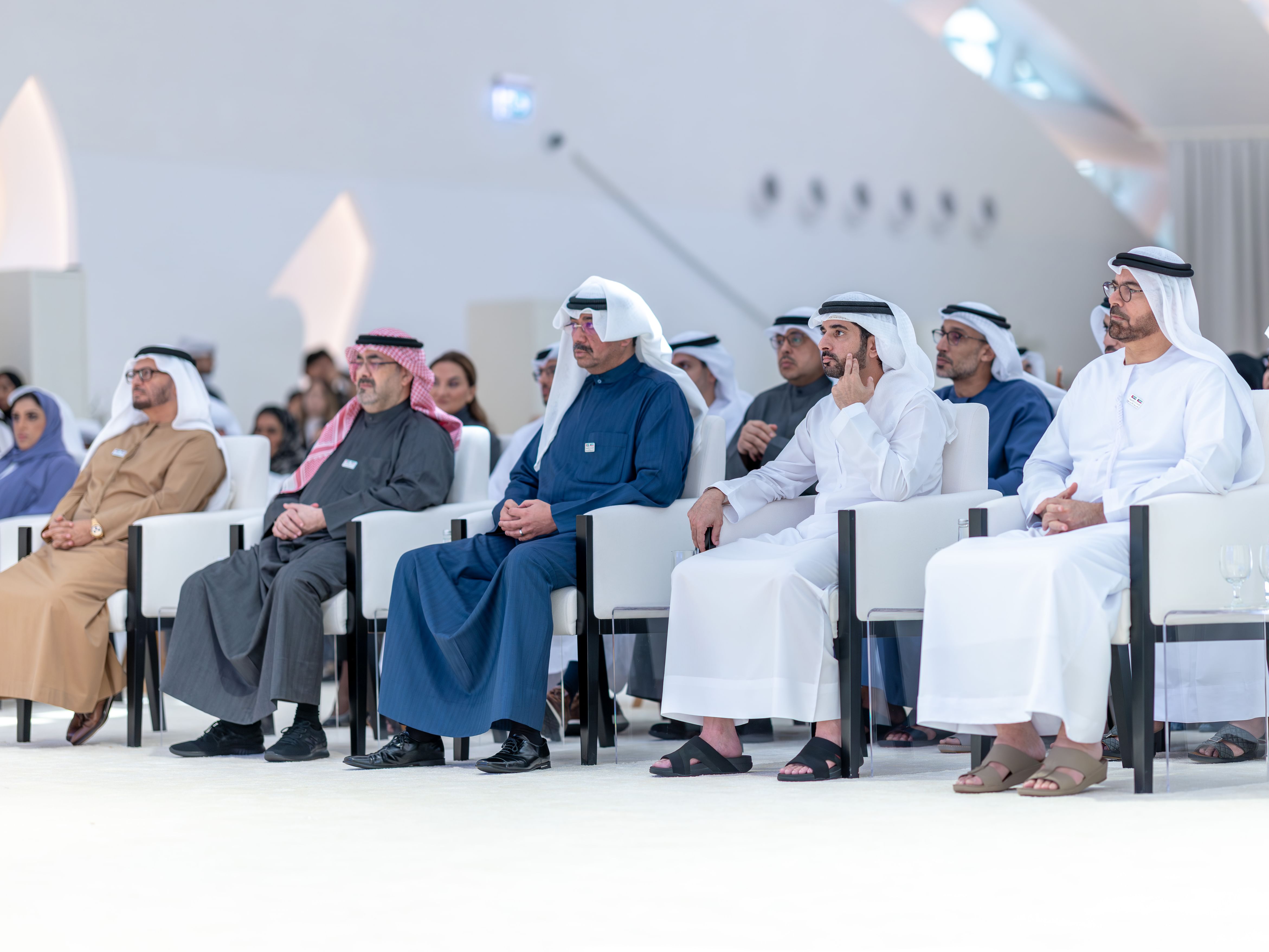 حمدان بن محمد ووزير الدفاع الكويتي يشهدان جانباً من أعمال المنتدى الإعلامي الإماراتي الكويتي
