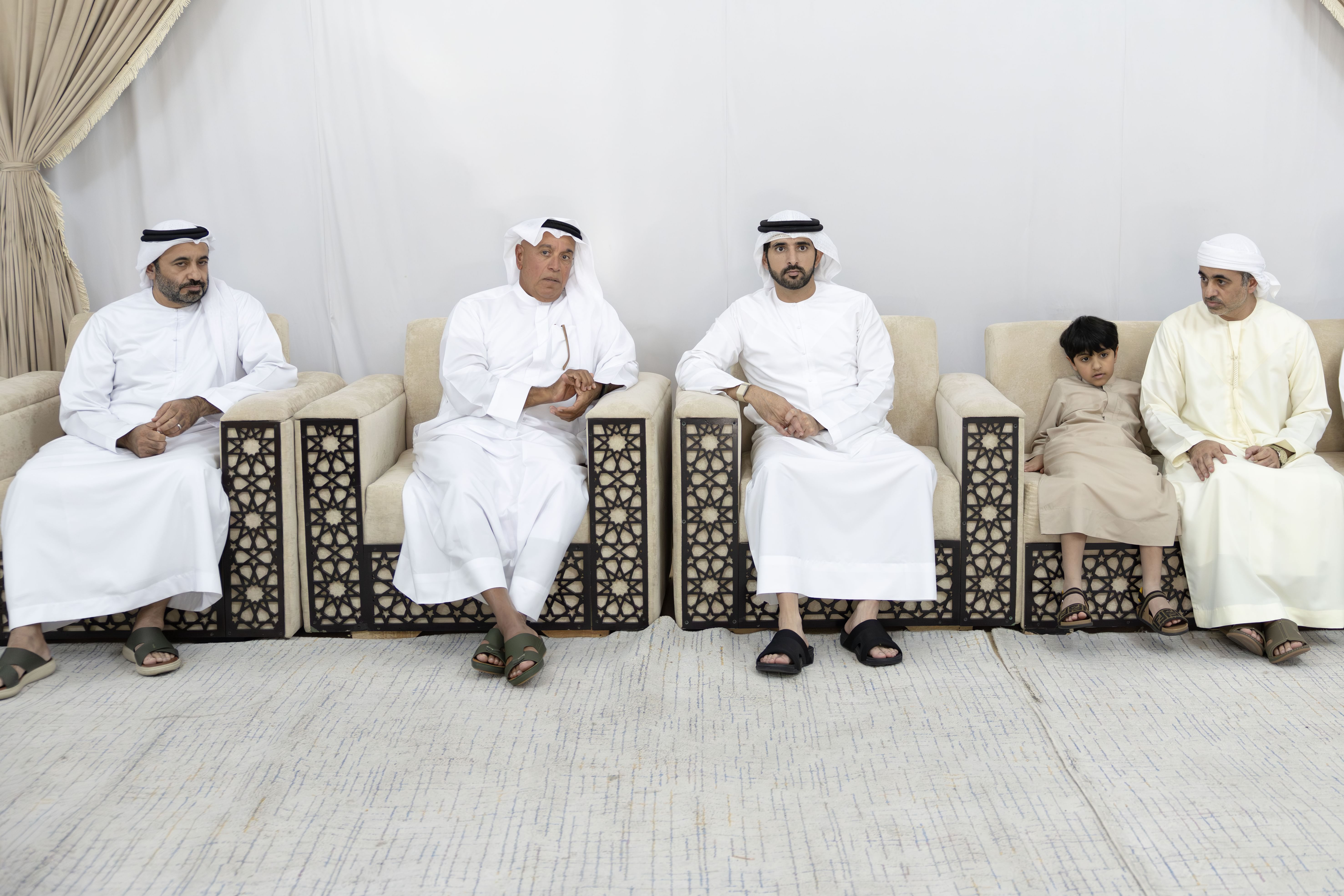 حمدان بن محمد يقدّم واجب العزاء في وفاة خلفان المهيري