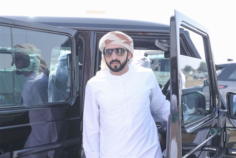 Hamdan bin Mohammed attends competitions of tribesmen camels