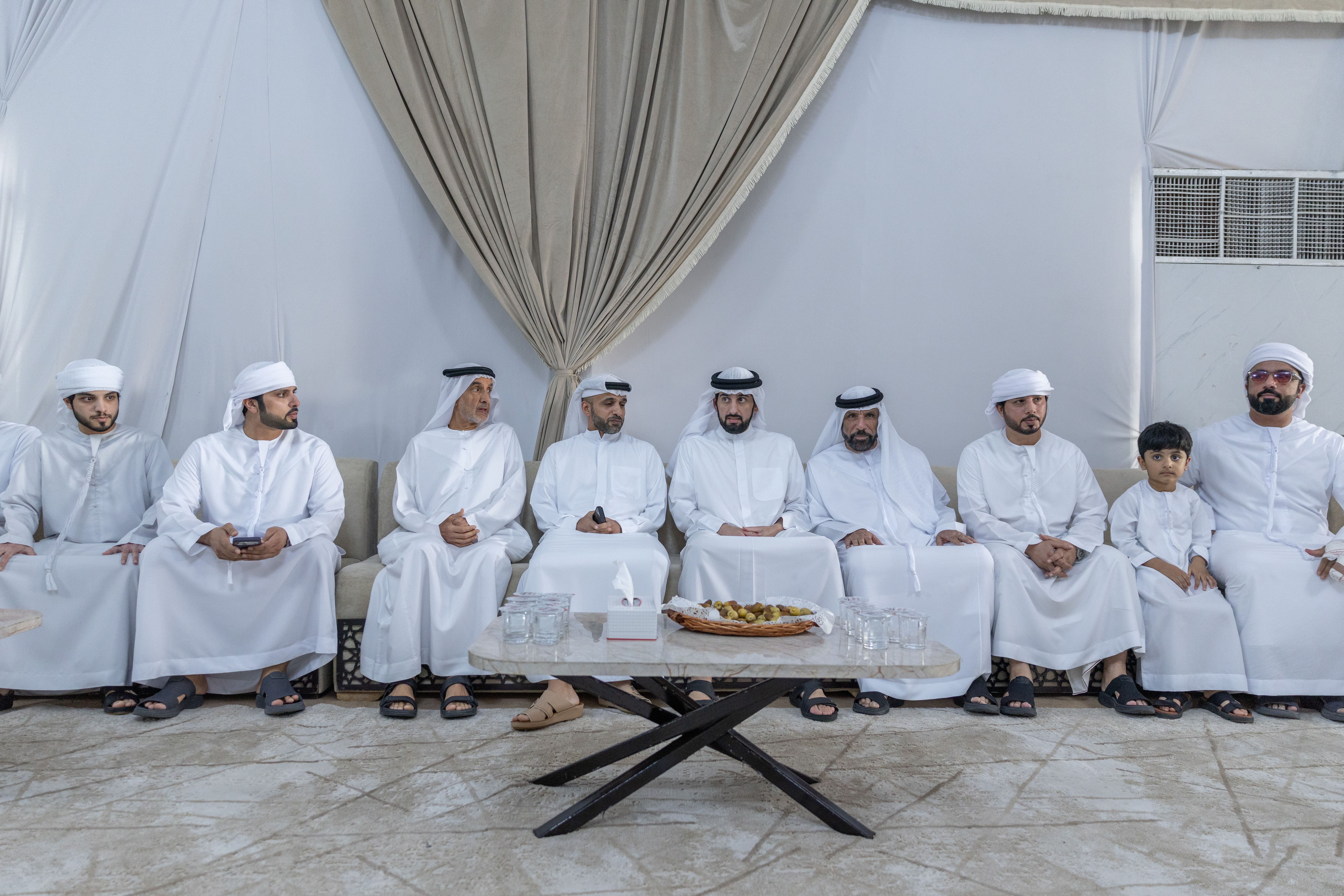 أحمد بن محمد يُقدّم واجب العزاء في وفاة ريسه سعيد القمزي