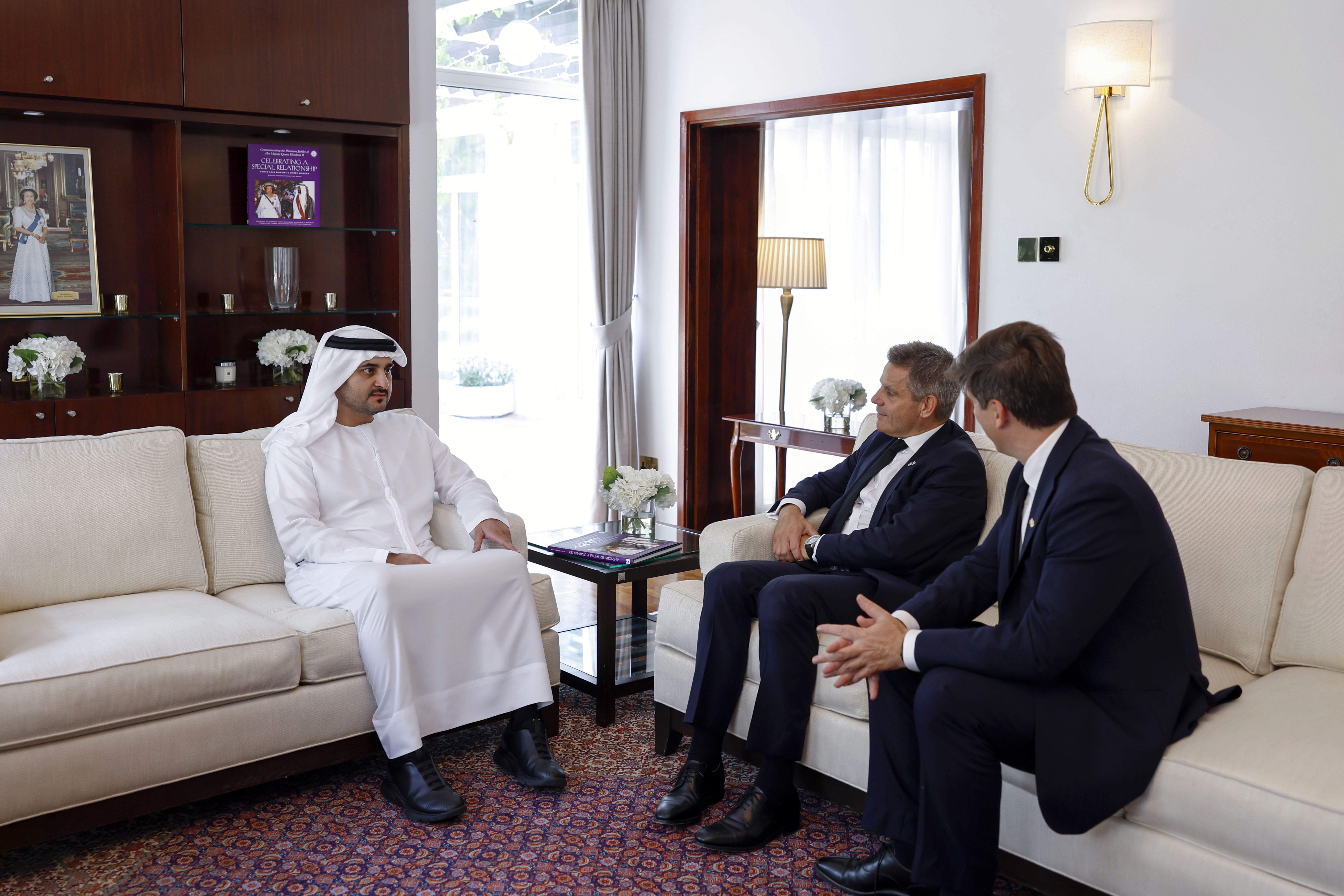 Maktoum bin Mohammed offers condolences over death of Queen Elizabeth II