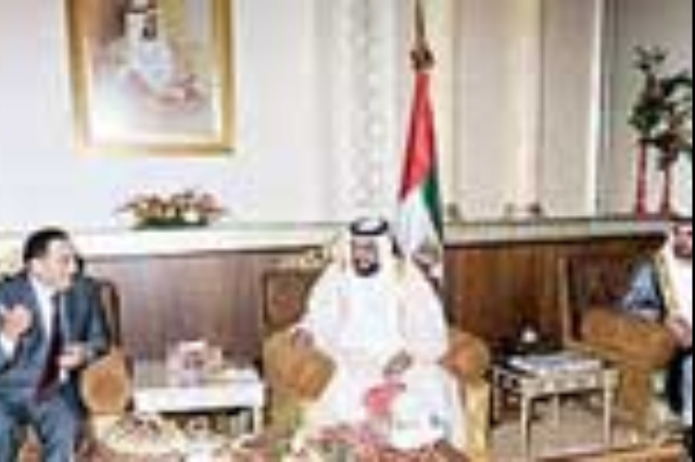 محمد بن راشد يشهد الديربي الإنجليزي