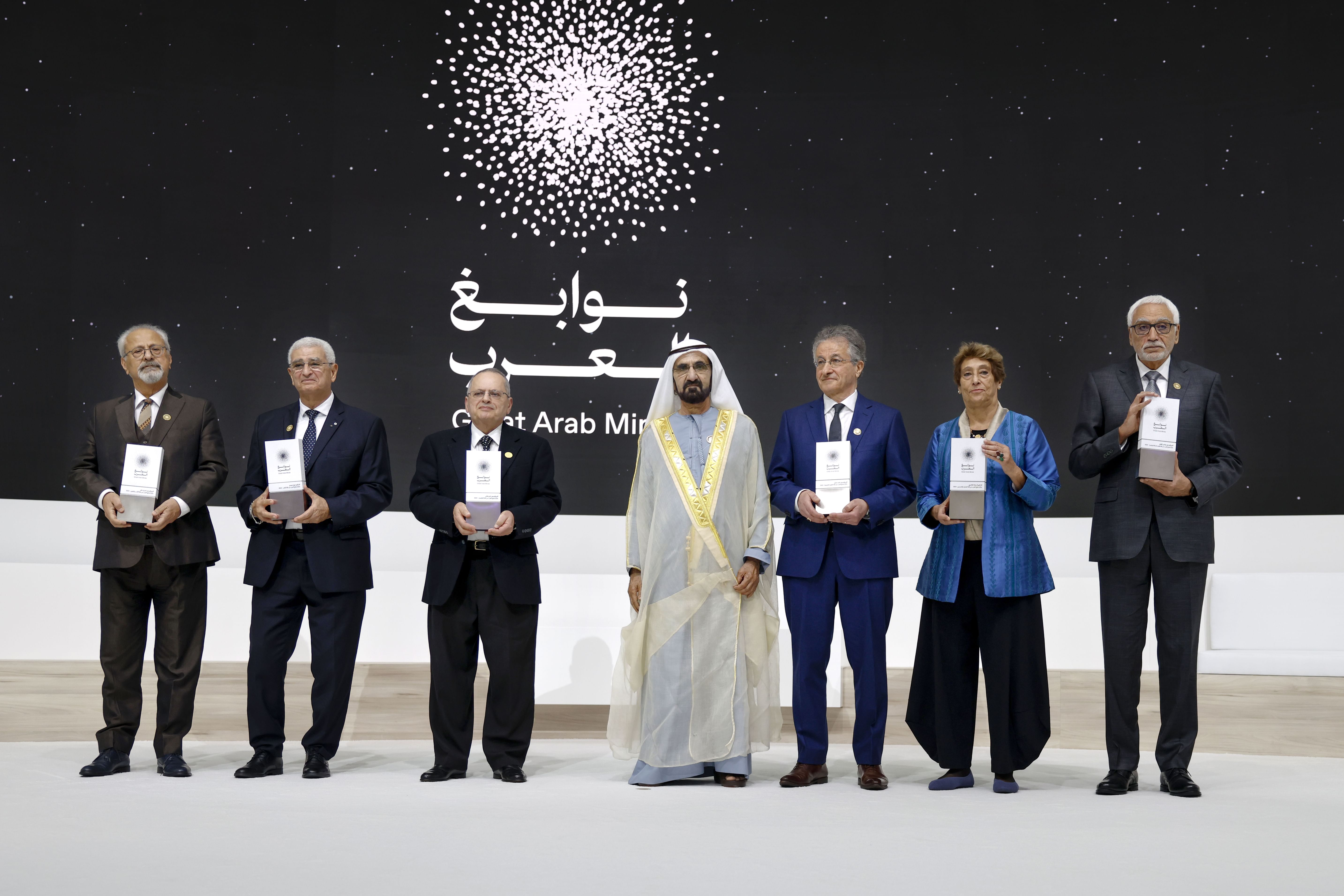 محمد بن راشد يكرّم الفائزين بجائزة "نوابغ العرب" في متحف المستقبل بدبي