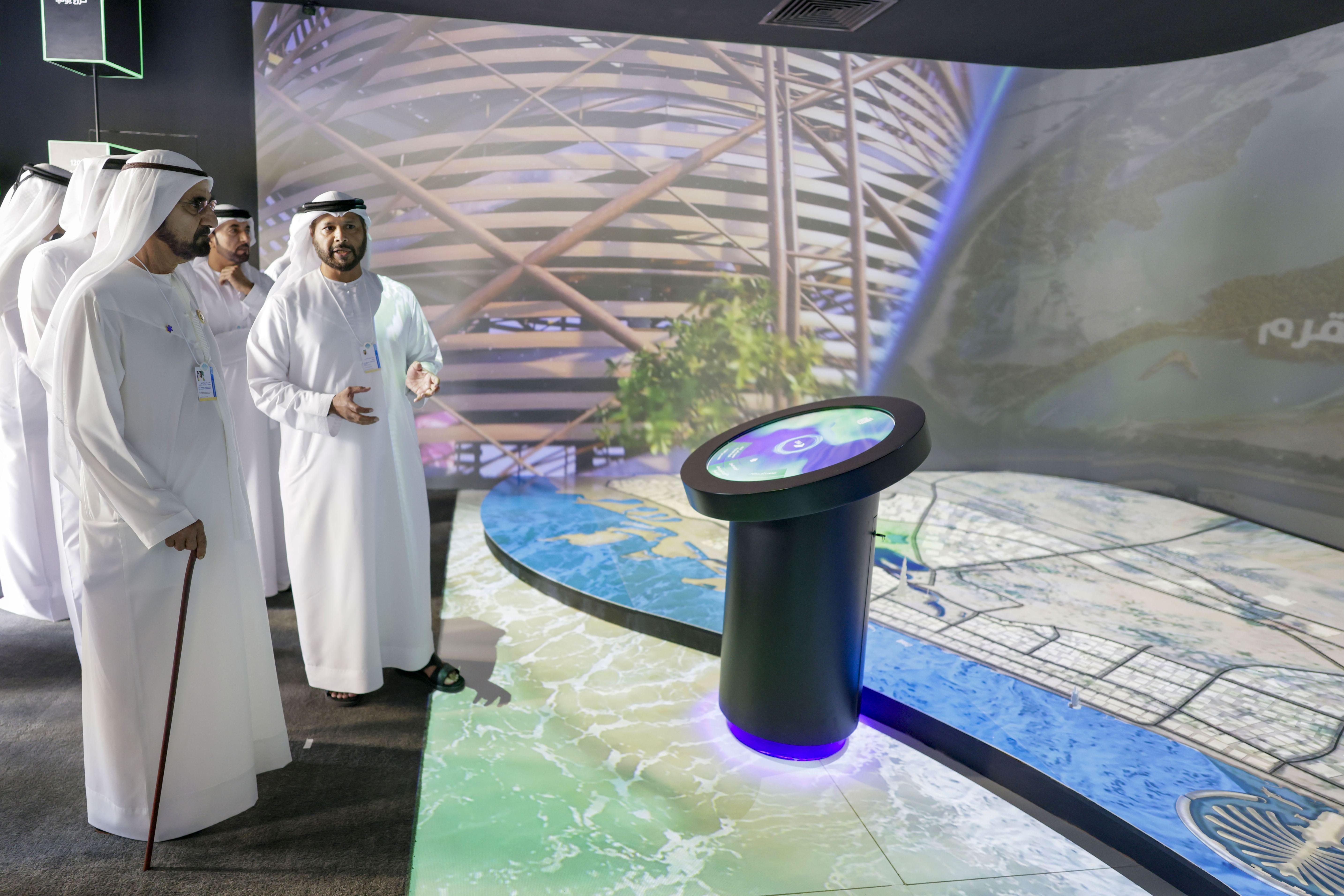 محمد بن راشد يطلع على "خارطة طريق المساحات المائية والخضراء 2030" لتعزيز ريادة دبي في استثمار الطبيعة لرفاهية الإنسان