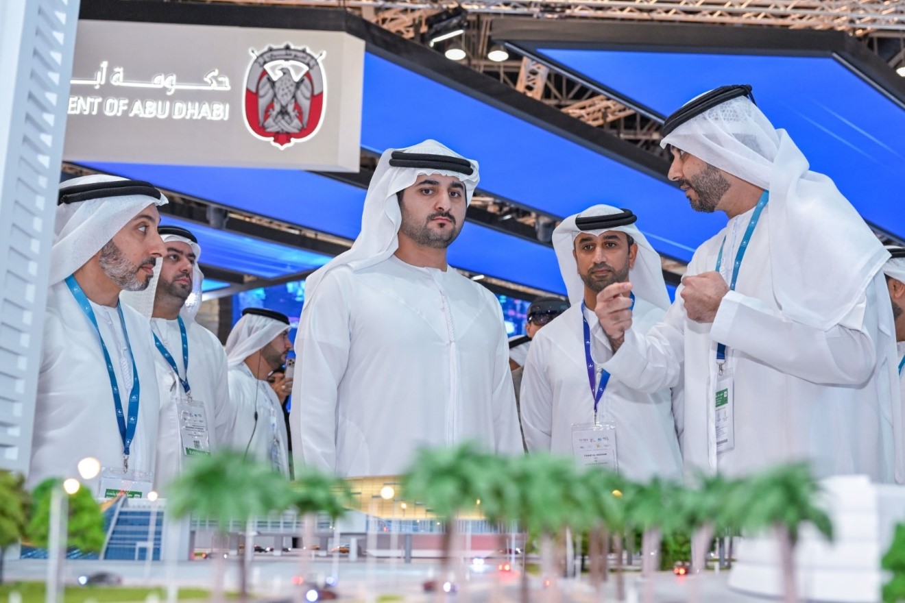Maktoum bin Mohammed tours GITEX Global 2022